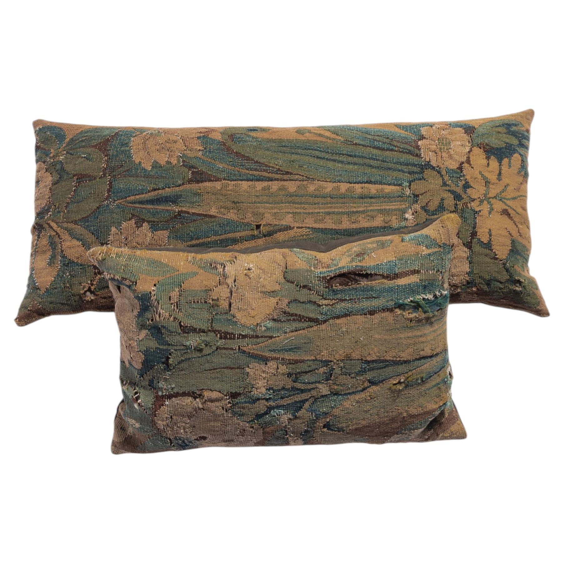 Paire de coussins en fragments de tapisserie Verdure du XVIIIe siècle