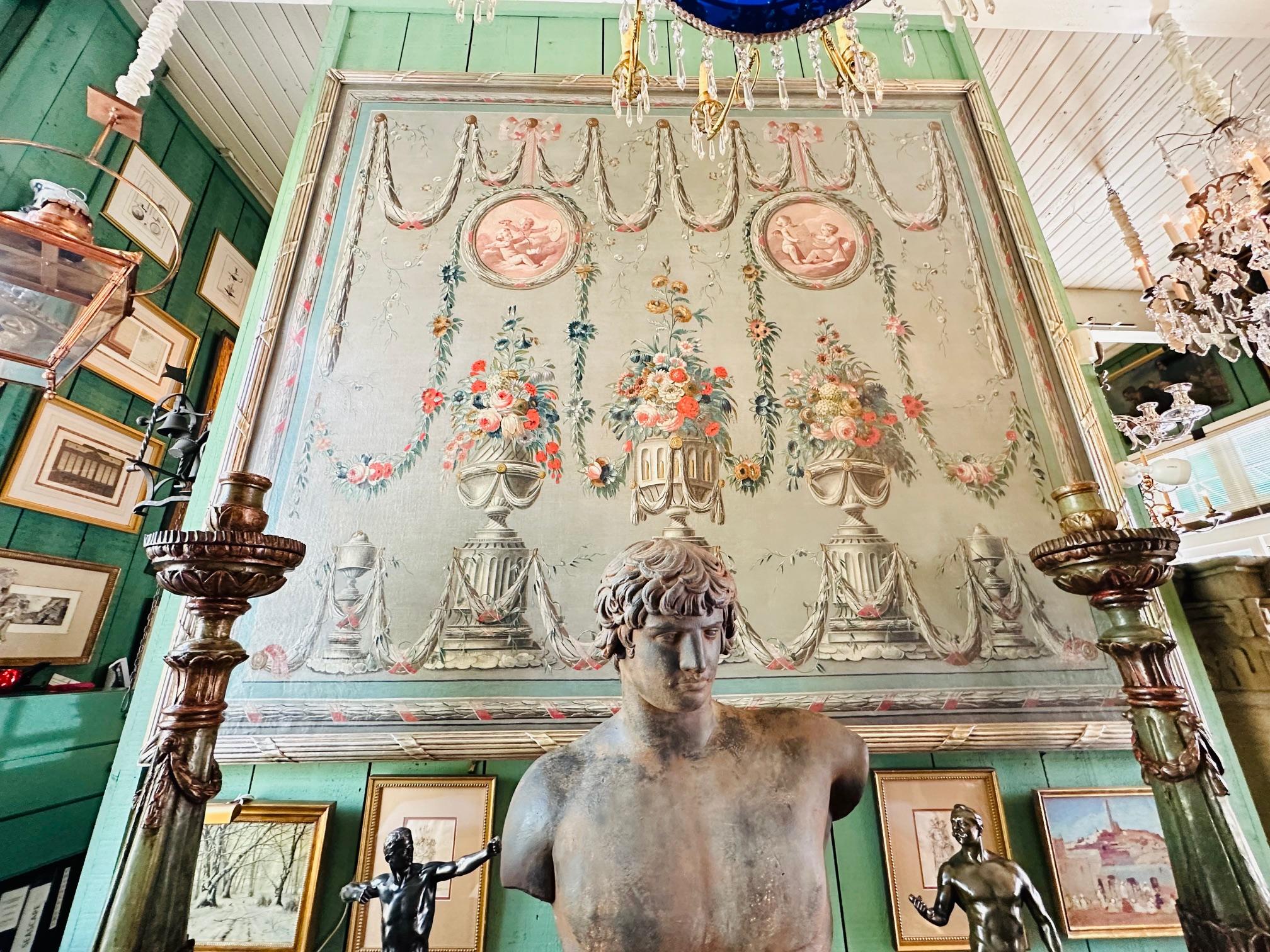 Pareja de paneles de óleo sobre lienzo muy grandes del siglo XVIII enmarcados Montaje en pared Arte LA CA . RARÍSIMO par de paneles pintados al óleo sobre lienzo franceses / continentales muy grandes e impresionantes del siglo XVIII, aptos para