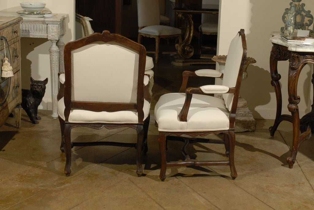 Paire de fauteuils Louis XV en noyer du XVIIIe siècle provenant de la vallée du Rhône, France. Veuillez noter que ces articles sont des antiquités et qu'ils sont uniques en leur genre.