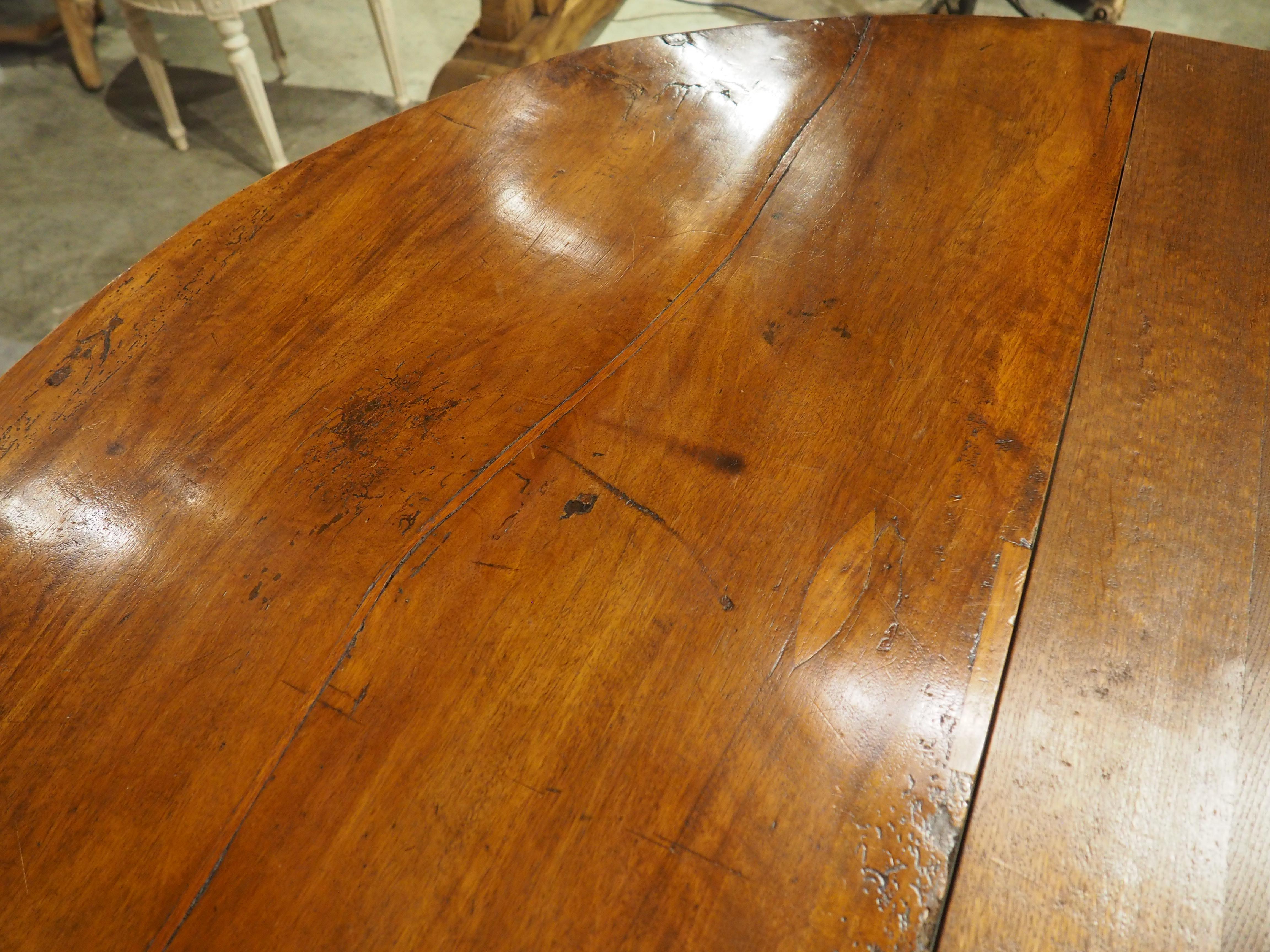 Legno Coppia di consolle o tavolo da pranzo Demi-Lune in noce del XVIII secolo, Piemonte, Italia in vendita