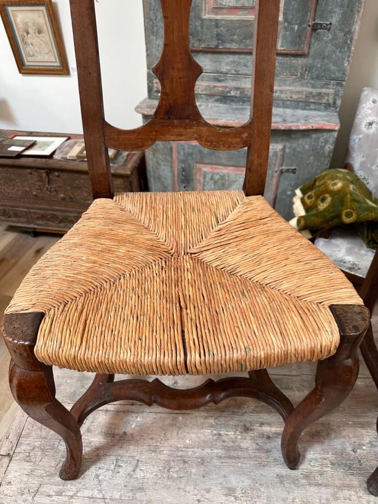 XVIIIe siècle et antérieur Paire de chaises d'appoint rococo en noyer du XVIIIe siècle avec sièges en jonc en vente