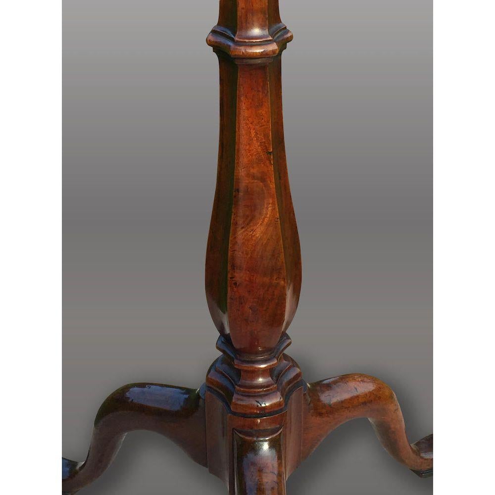 English Pair of 18th Century Walnut Torchères Candlestands For Sale