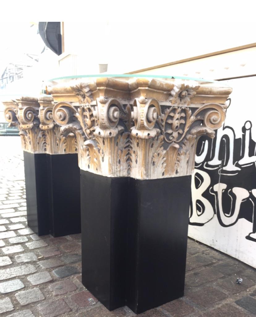 Hand-Carved Pair of 18th Century White Marble and Gold Gilt Columns For Sale