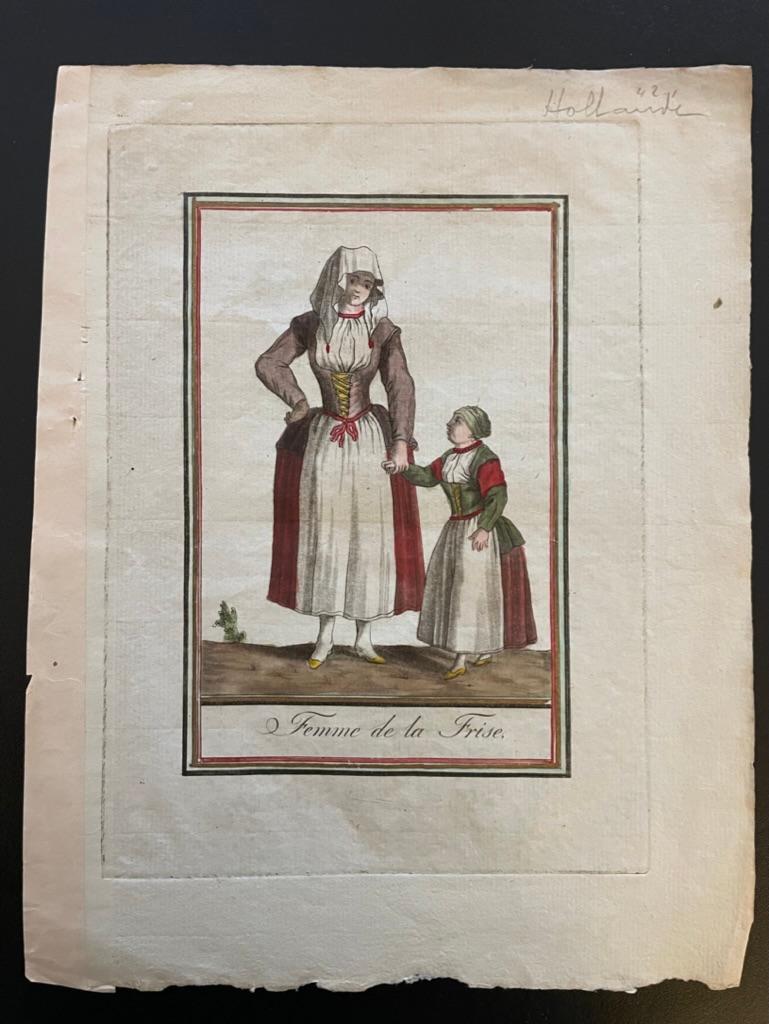 Paire de gravures françaises du 18e siècle colorées à la main d'un homme, d'une femme et d'un enfant Frisois Bon état - En vente à Stamford, CT