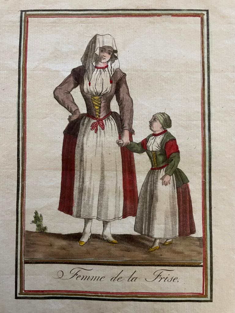 Papier Paire de gravures françaises du 18e siècle colorées à la main d'un homme, d'une femme et d'un enfant Frisois en vente