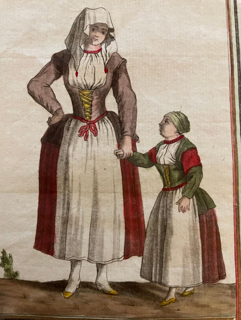 Paire de gravures françaises du 18e siècle colorées à la main d'un homme, d'une femme et d'un enfant Frisois en vente 1