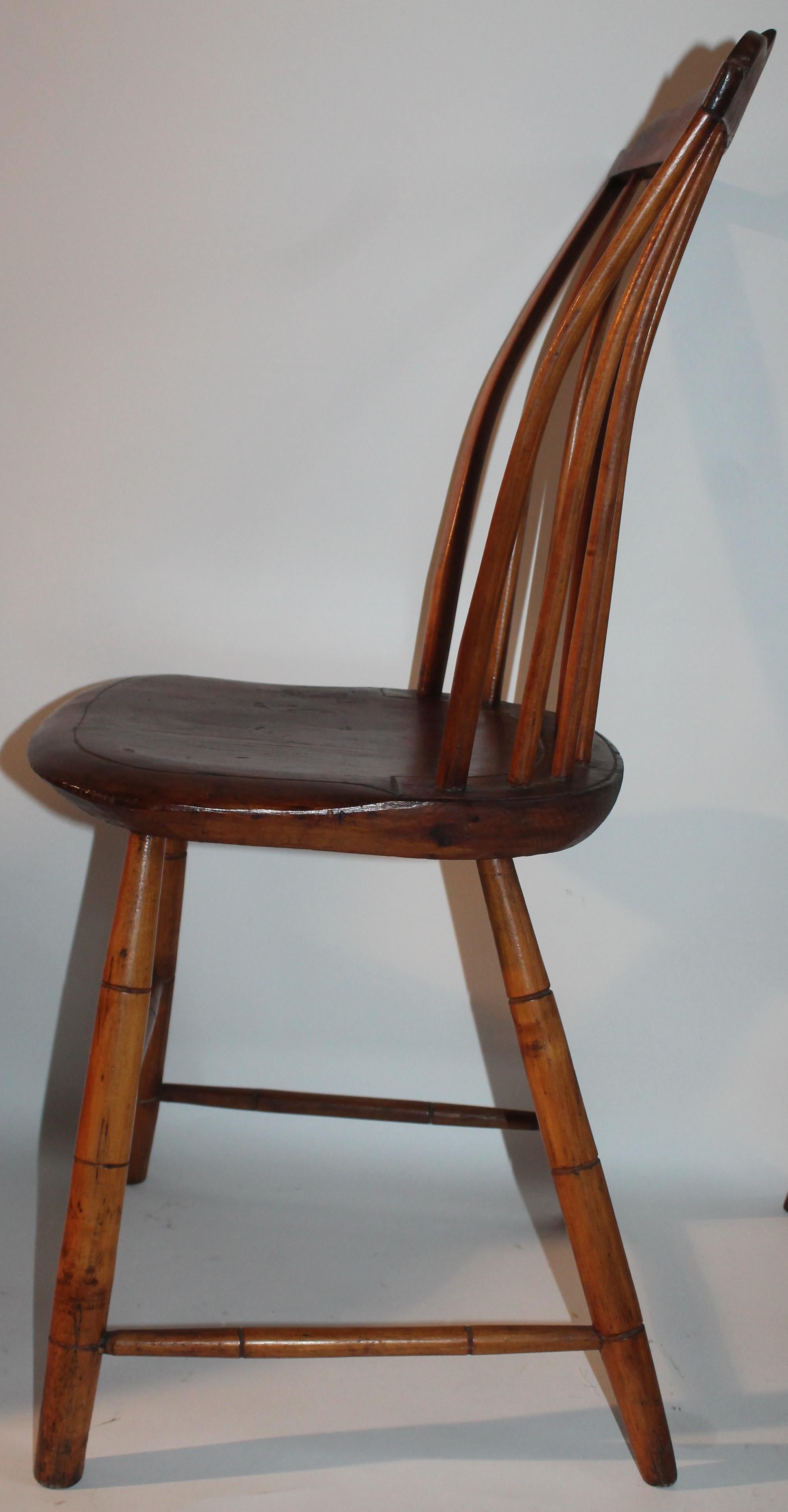 Pair of 18th Century Step Down Windsor Chairs In Good Condition In Los Angeles, CA