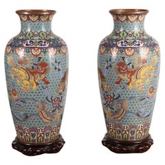 Paar chinesische Cloisonné-Vasen aus dem 19. Jahrhundert mit Ständern aus Rosenholz