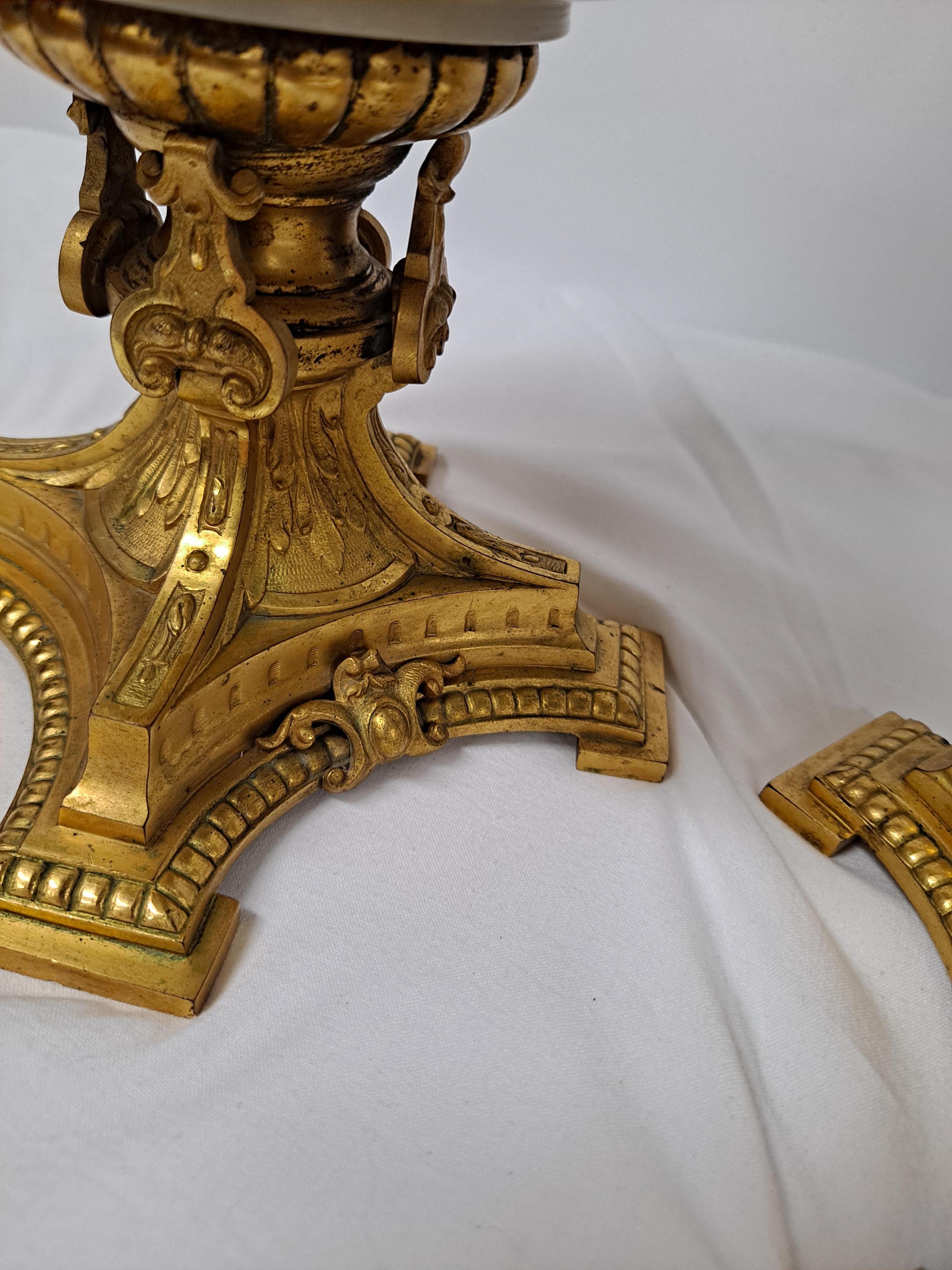 Coppia di vasi francesi del XIX secolo in bronzo dorato e alabastro in vendita 6