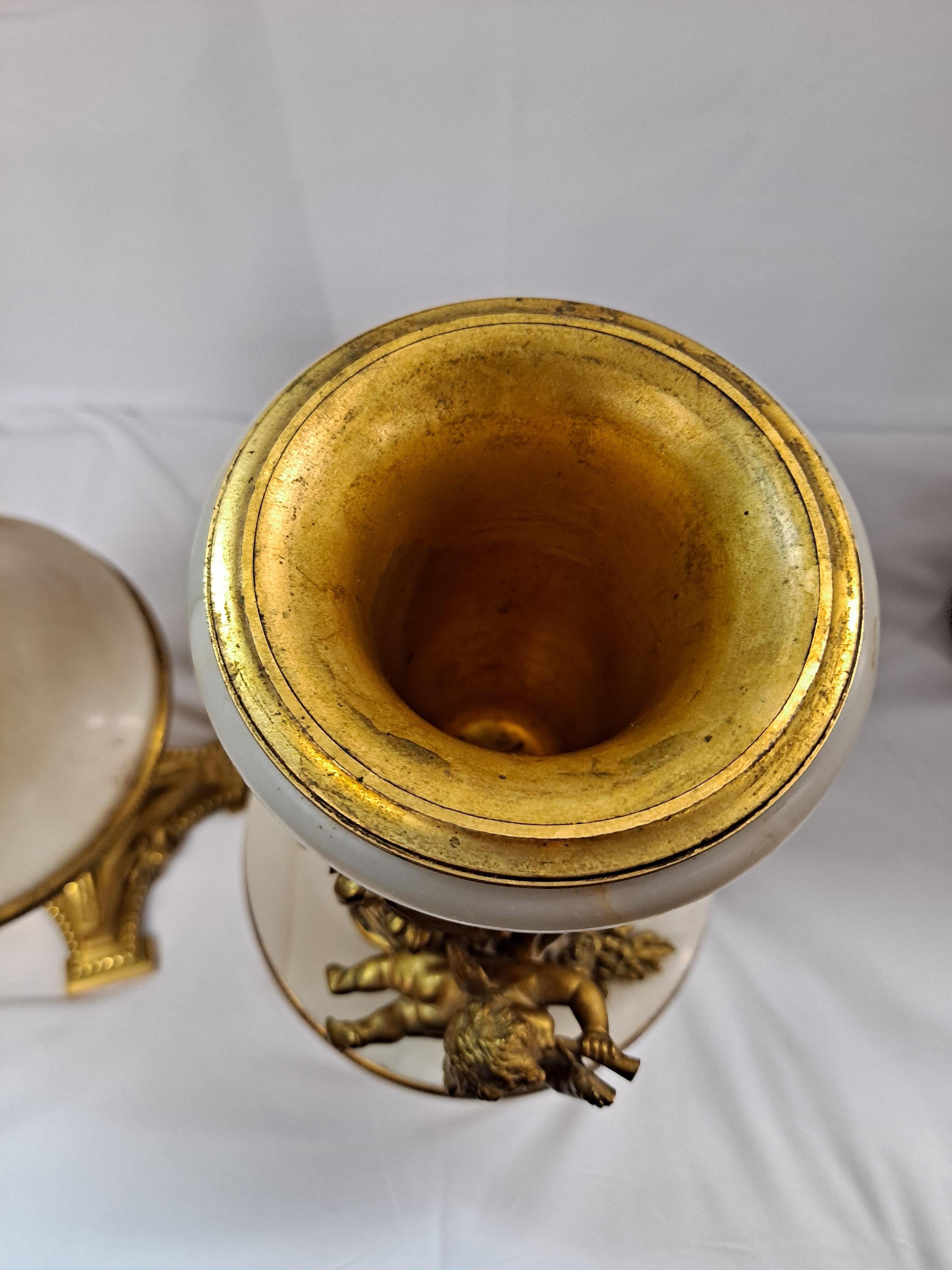 Coppia di vasi francesi del XIX secolo in bronzo dorato e alabastro in vendita 8