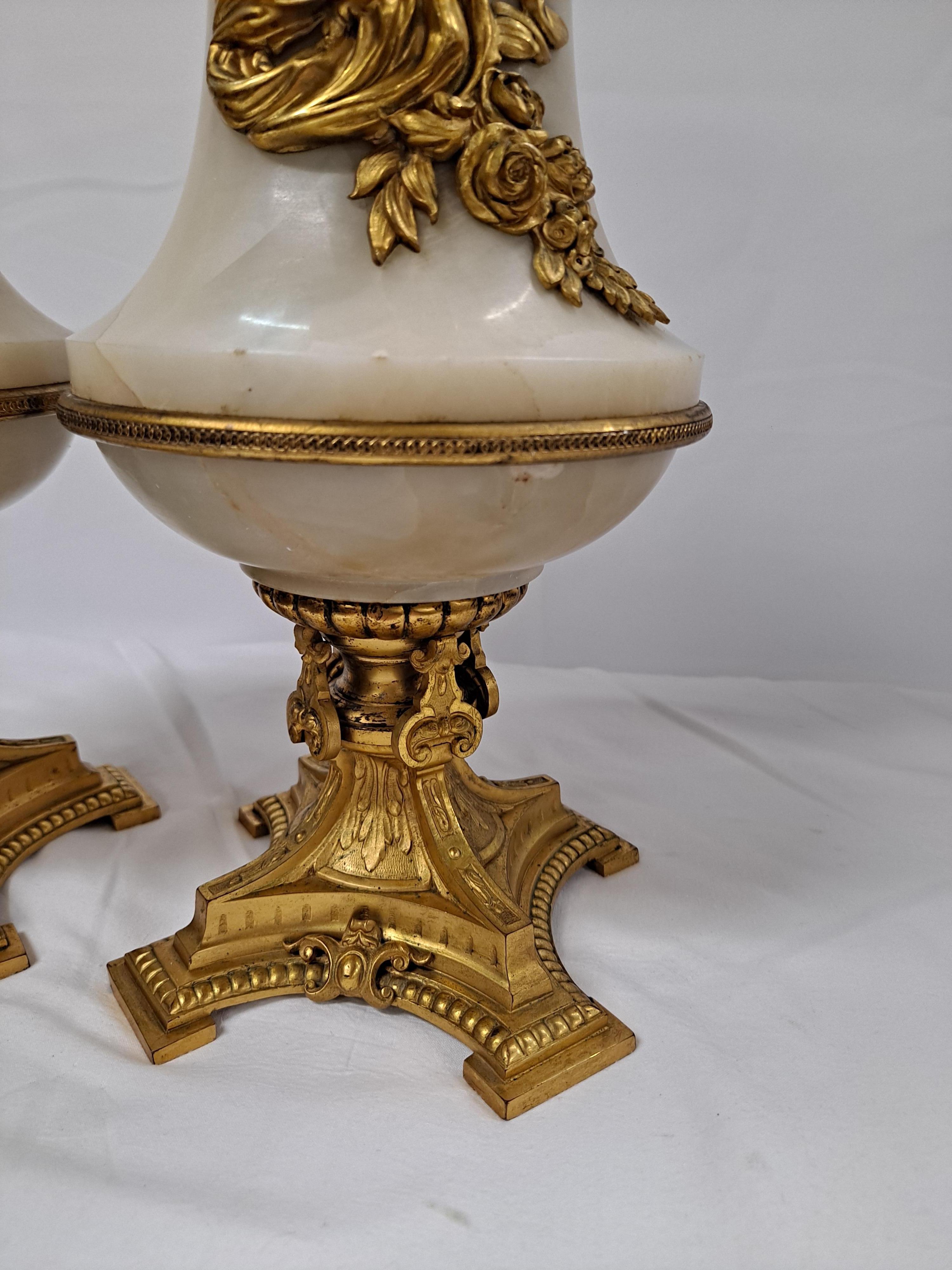 Coppia di vasi francesi del XIX secolo in bronzo dorato e alabastro In condizioni buone in vendita a San Francisco, CA