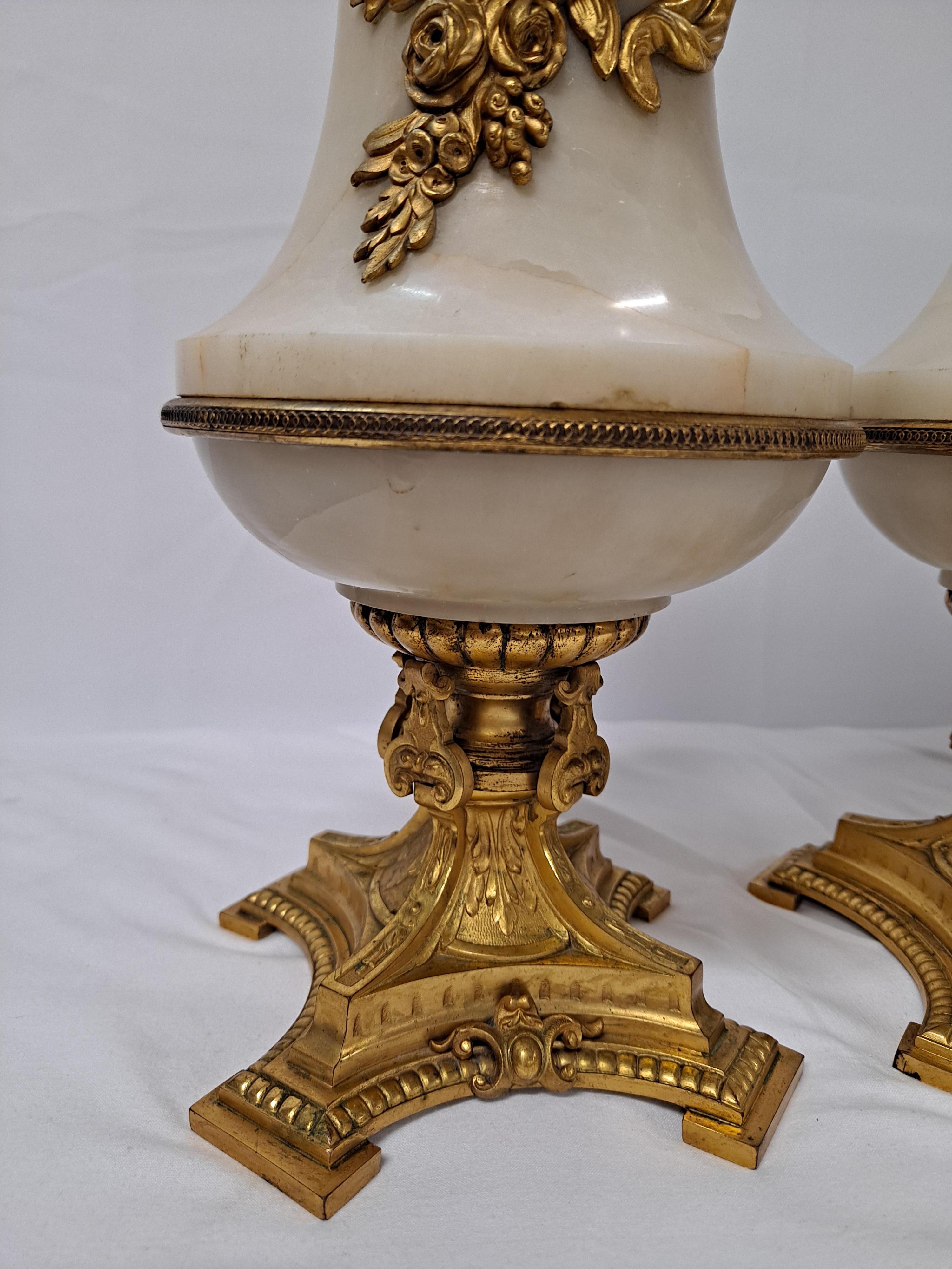 Alabastro Coppia di vasi francesi del XIX secolo in bronzo dorato e alabastro in vendita