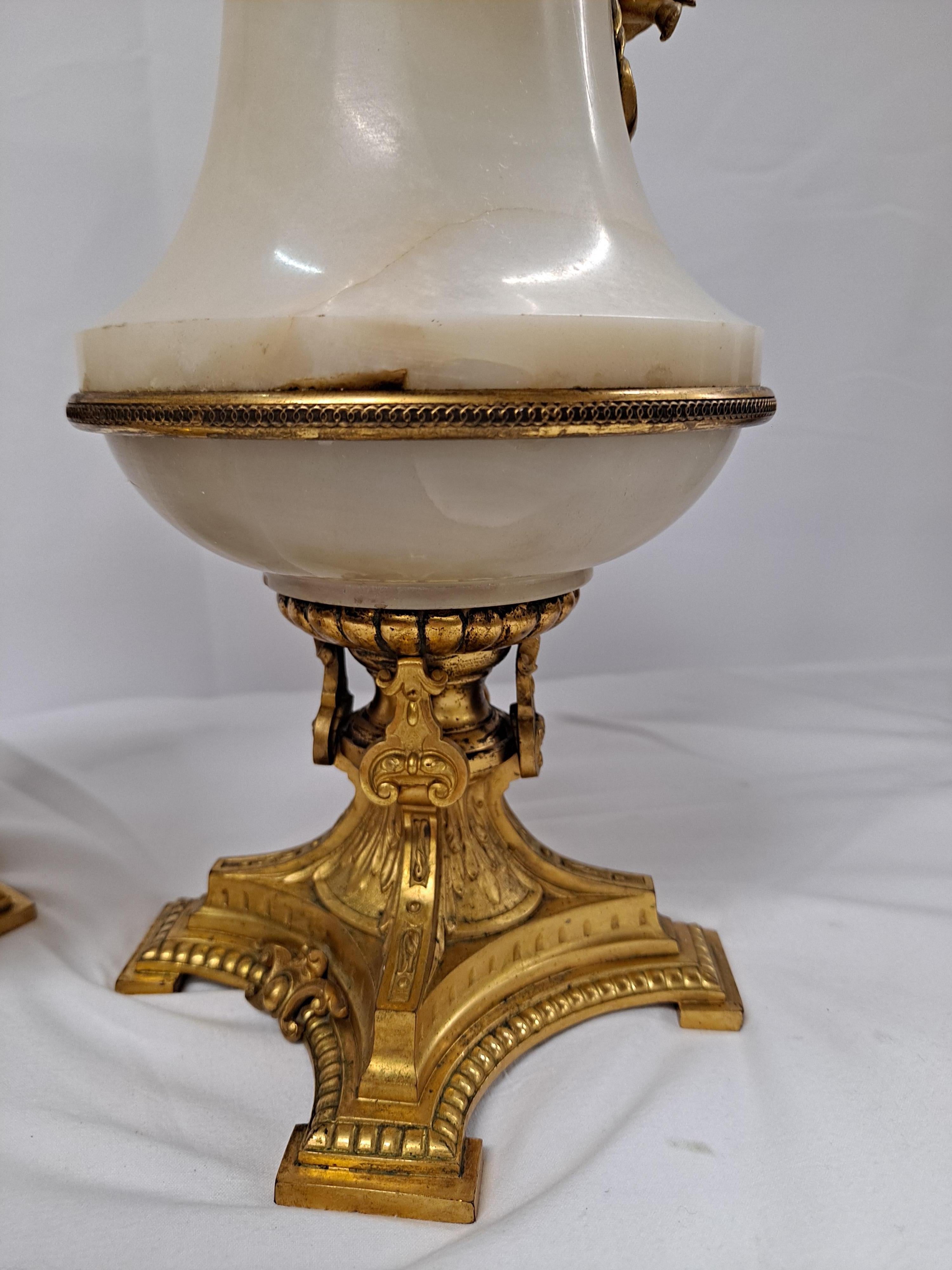 Coppia di vasi francesi del XIX secolo in bronzo dorato e alabastro in vendita 3
