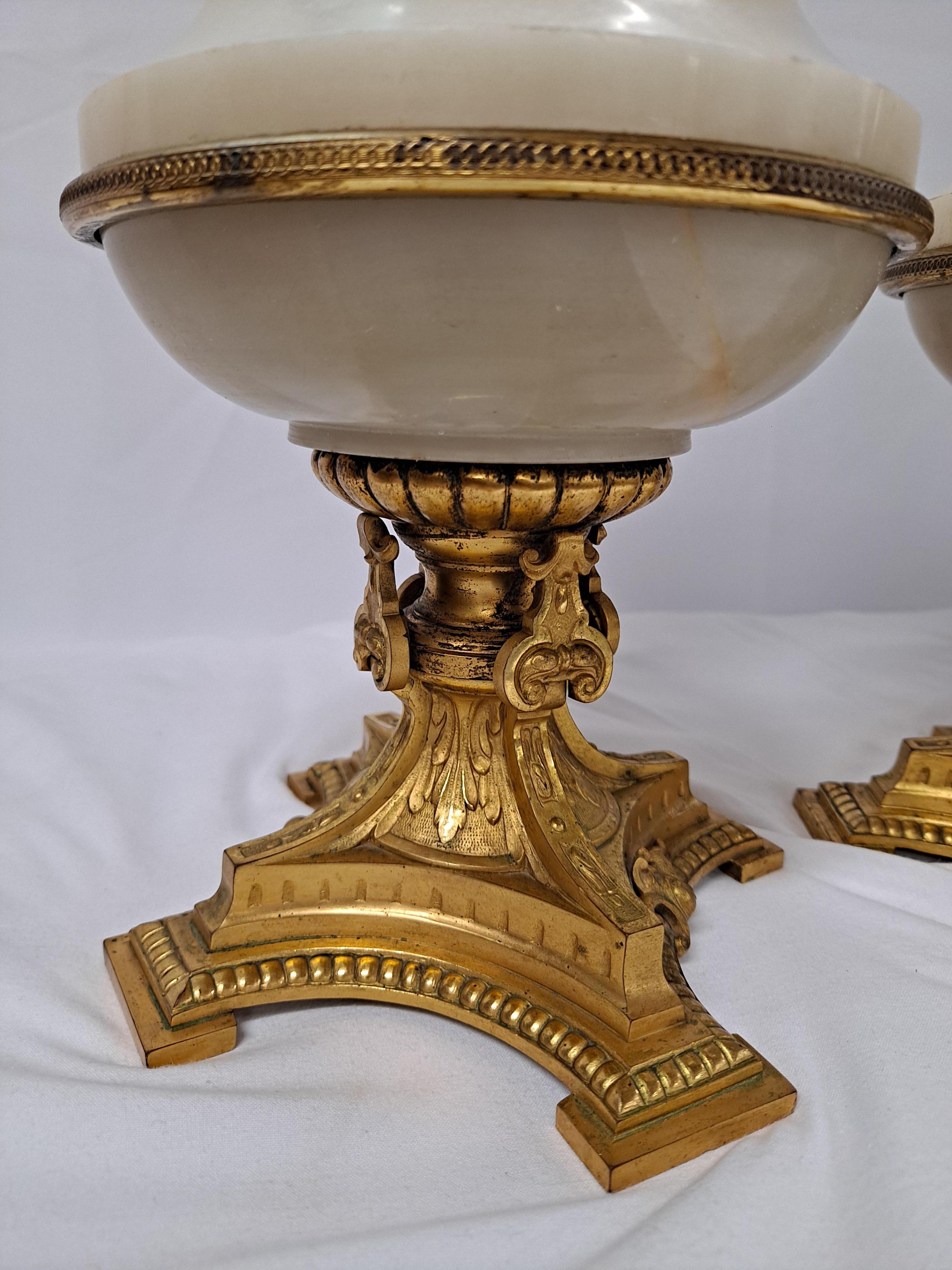 Coppia di vasi francesi del XIX secolo in bronzo dorato e alabastro in vendita 4