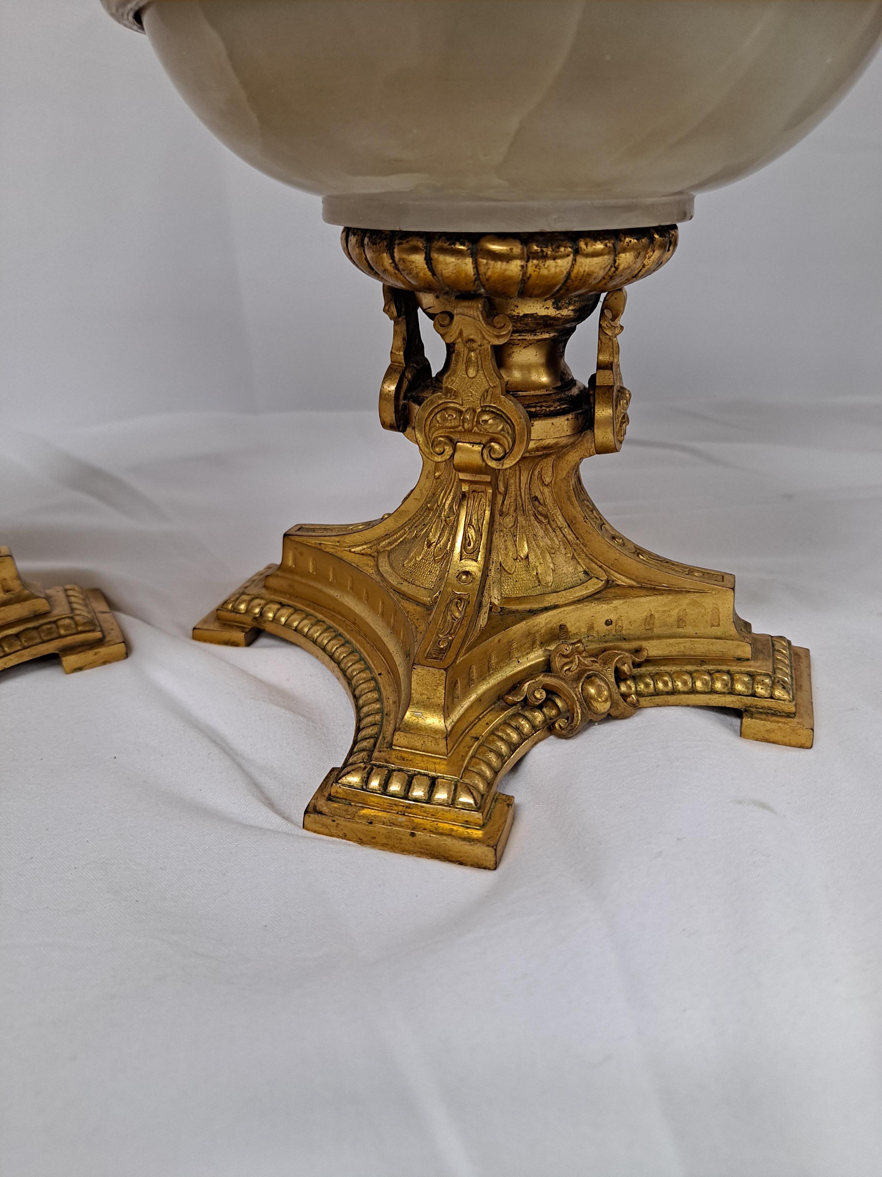 Coppia di vasi francesi del XIX secolo in bronzo dorato e alabastro in vendita 5