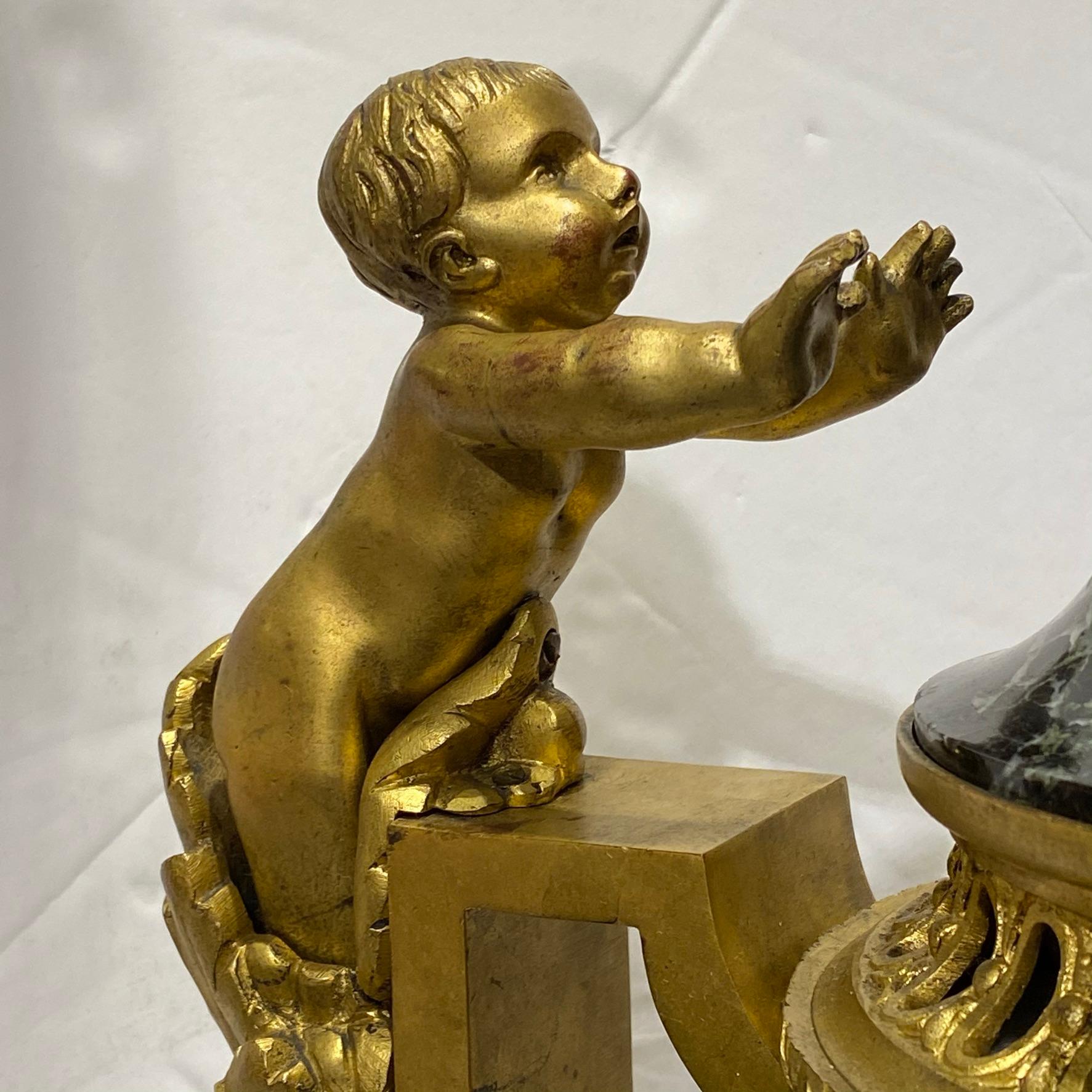 Paire d'urnes en marbre de style Louis XVI du 19ème siècle montées sur bronze doré en vente 3