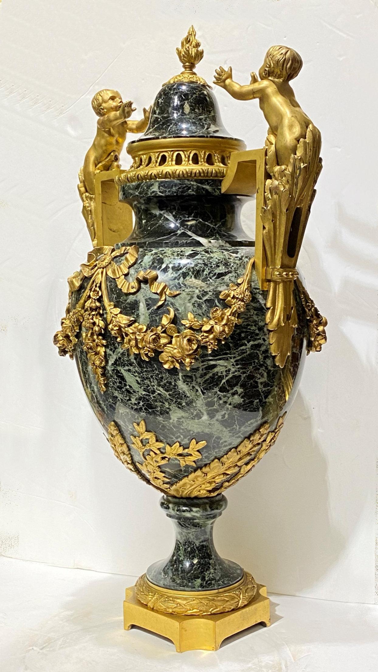 Paire d'urnes en marbre de style Louis XVI du 19ème siècle montées sur bronze doré en vente 5