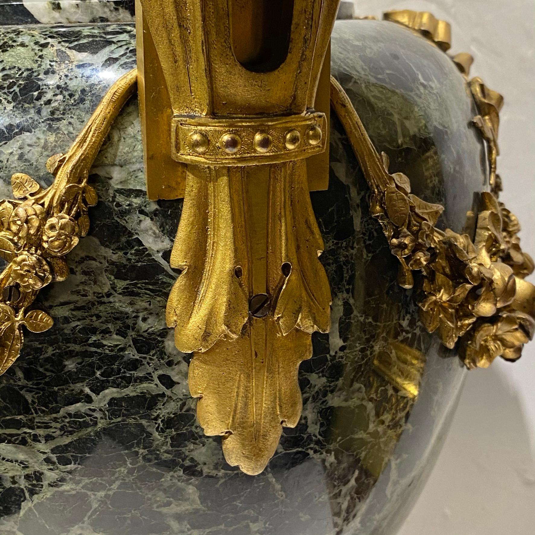 Paar französische Urnen aus vergoldetem und bronziertem Marmor im Louis-XVI-Stil des 19. Jahrhunderts im Angebot 6