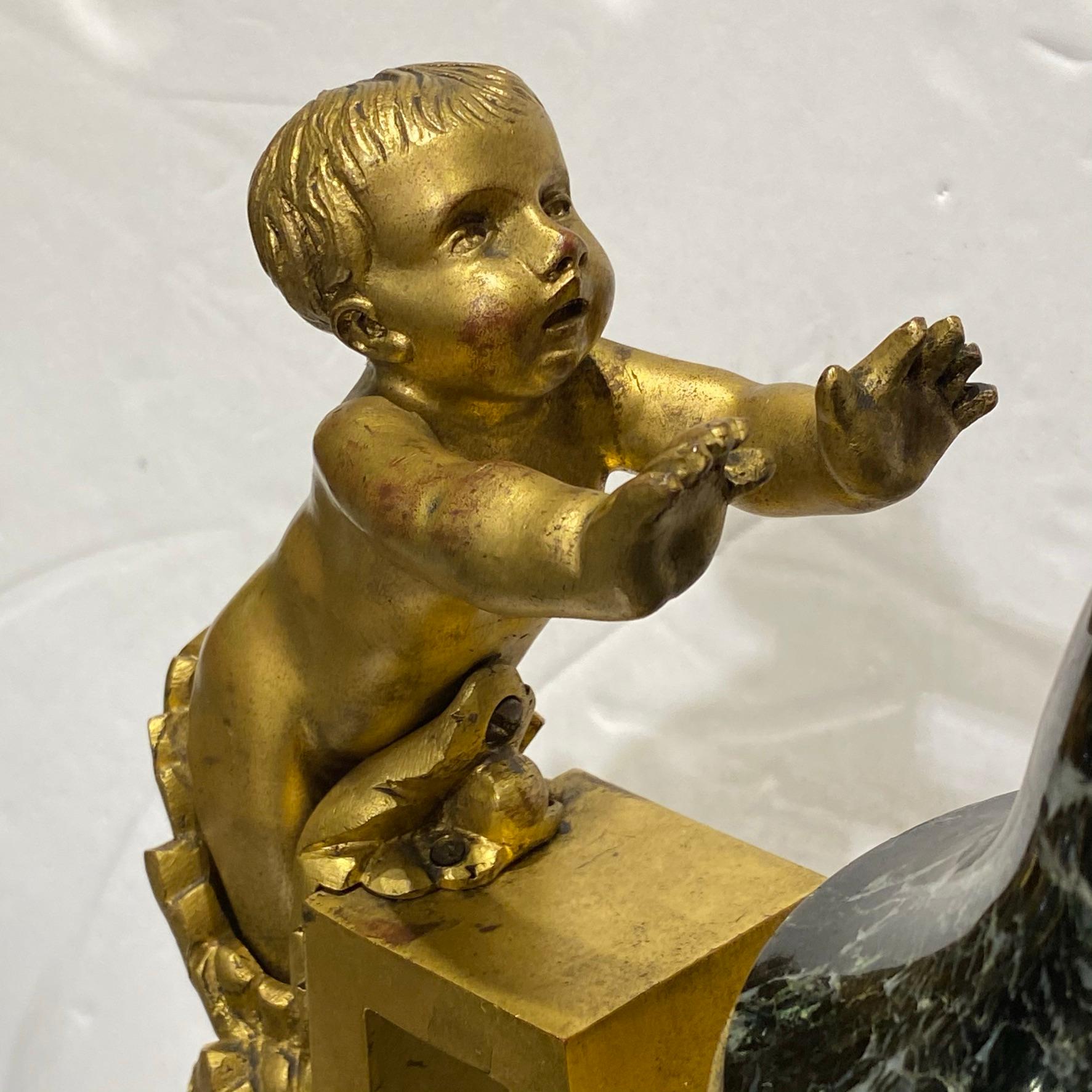 Paire d'urnes en marbre de style Louis XVI du 19ème siècle montées sur bronze doré en vente 8