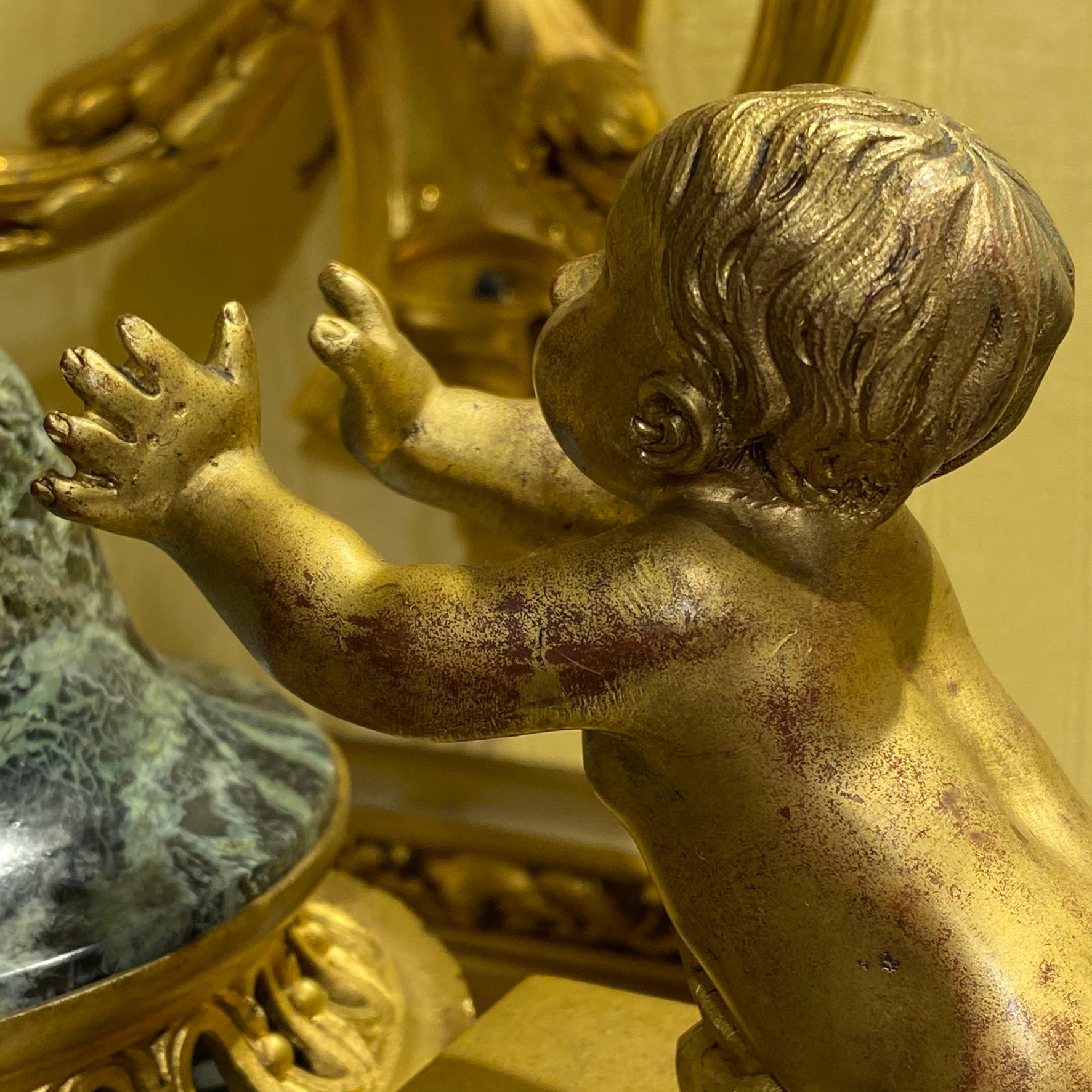 Paire d'urnes en marbre de style Louis XVI du 19ème siècle montées sur bronze doré en vente 10