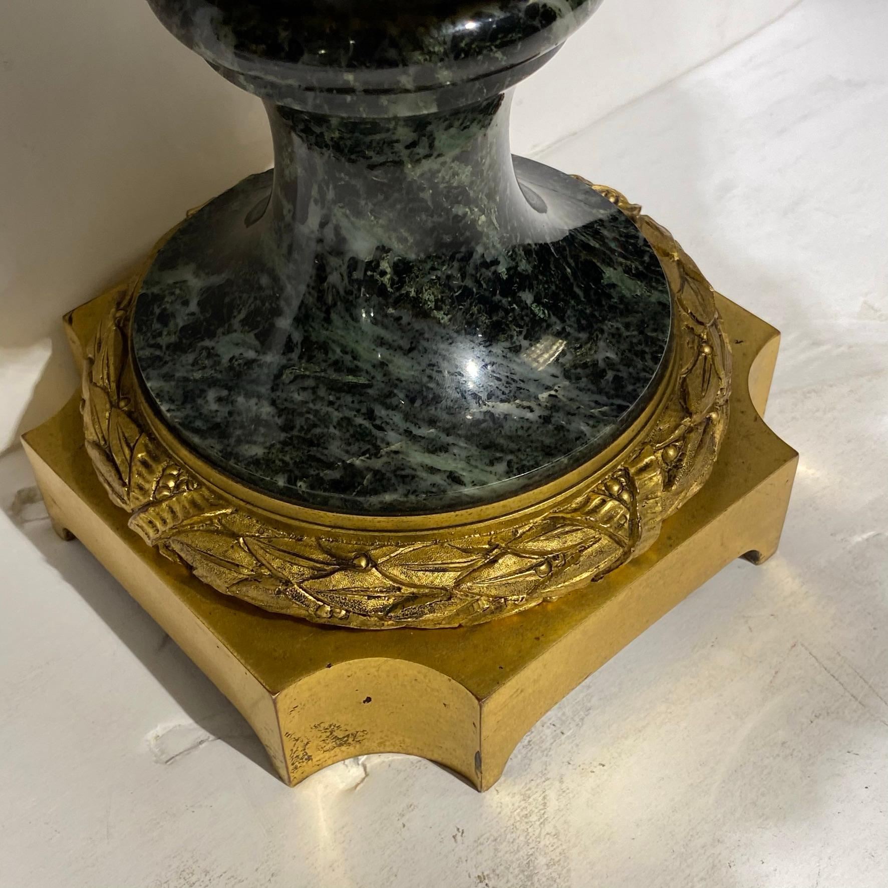 Doré Paire d'urnes en marbre de style Louis XVI du 19ème siècle montées sur bronze doré en vente