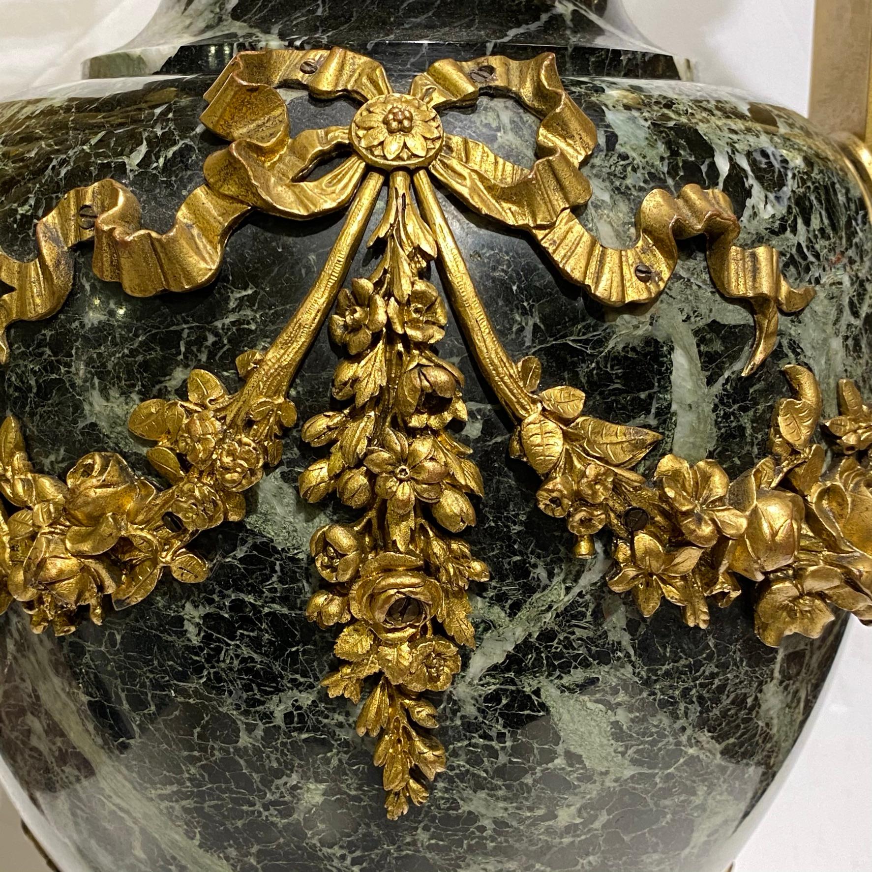 XIXe siècle Paire d'urnes en marbre de style Louis XVI du 19ème siècle montées sur bronze doré en vente