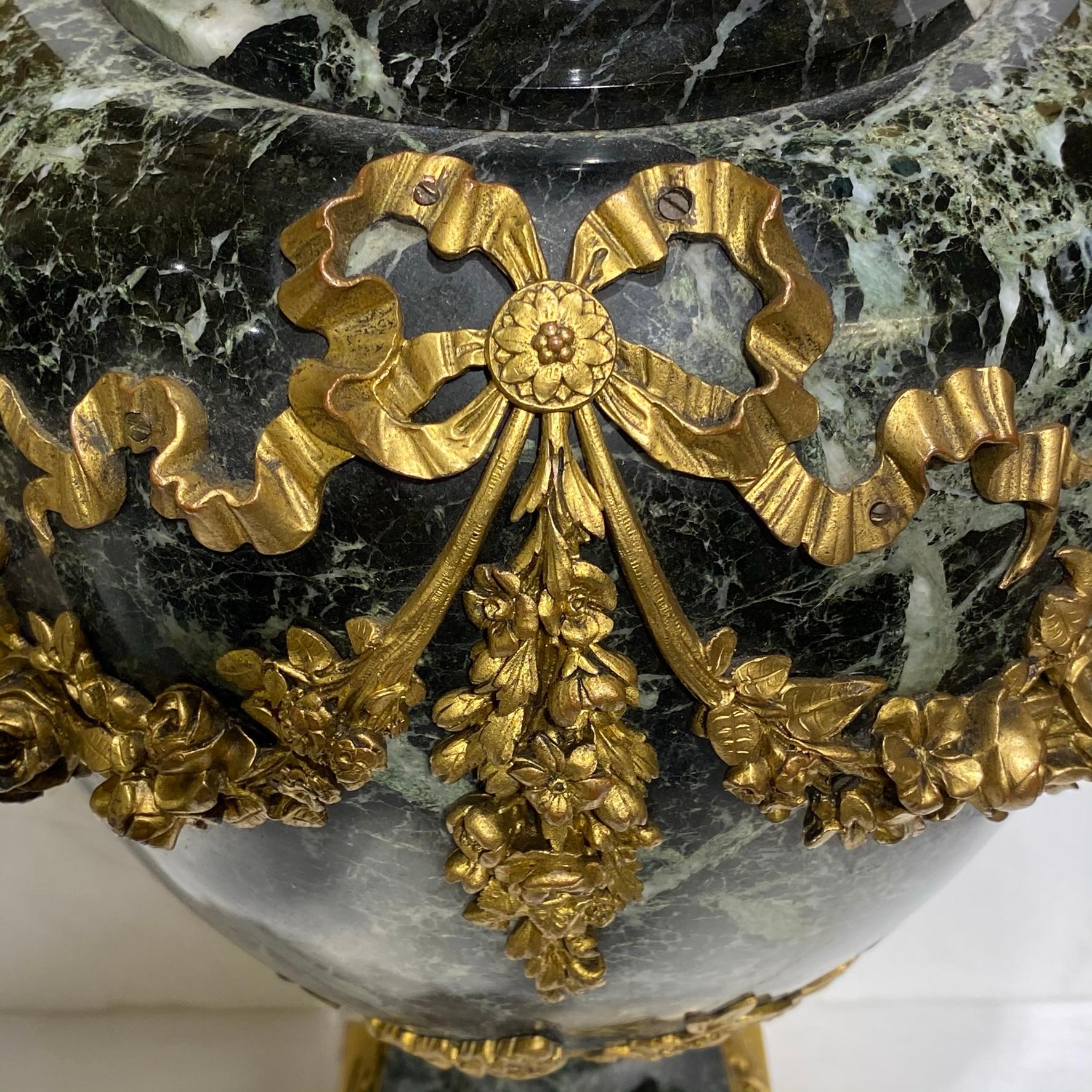 Bronze Paire d'urnes en marbre de style Louis XVI du 19ème siècle montées sur bronze doré en vente