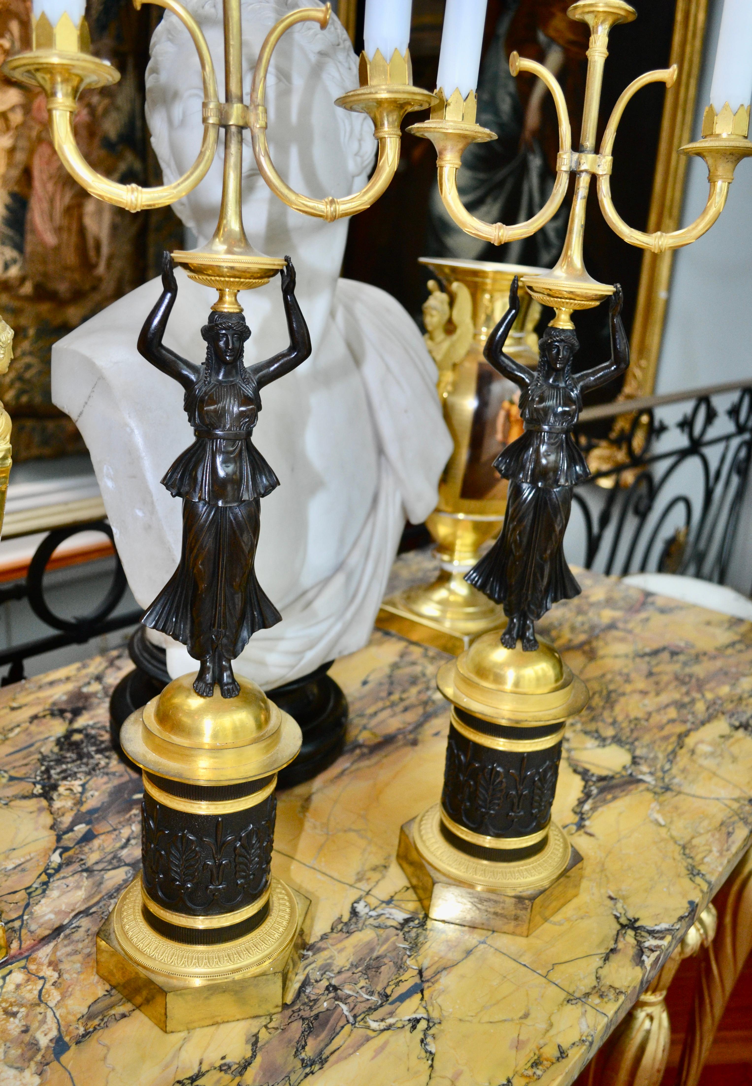 Paire de figurines de l'Empire russe du 19ème siècle, dorées et patinées.  Candélabre en bronze en vente 5