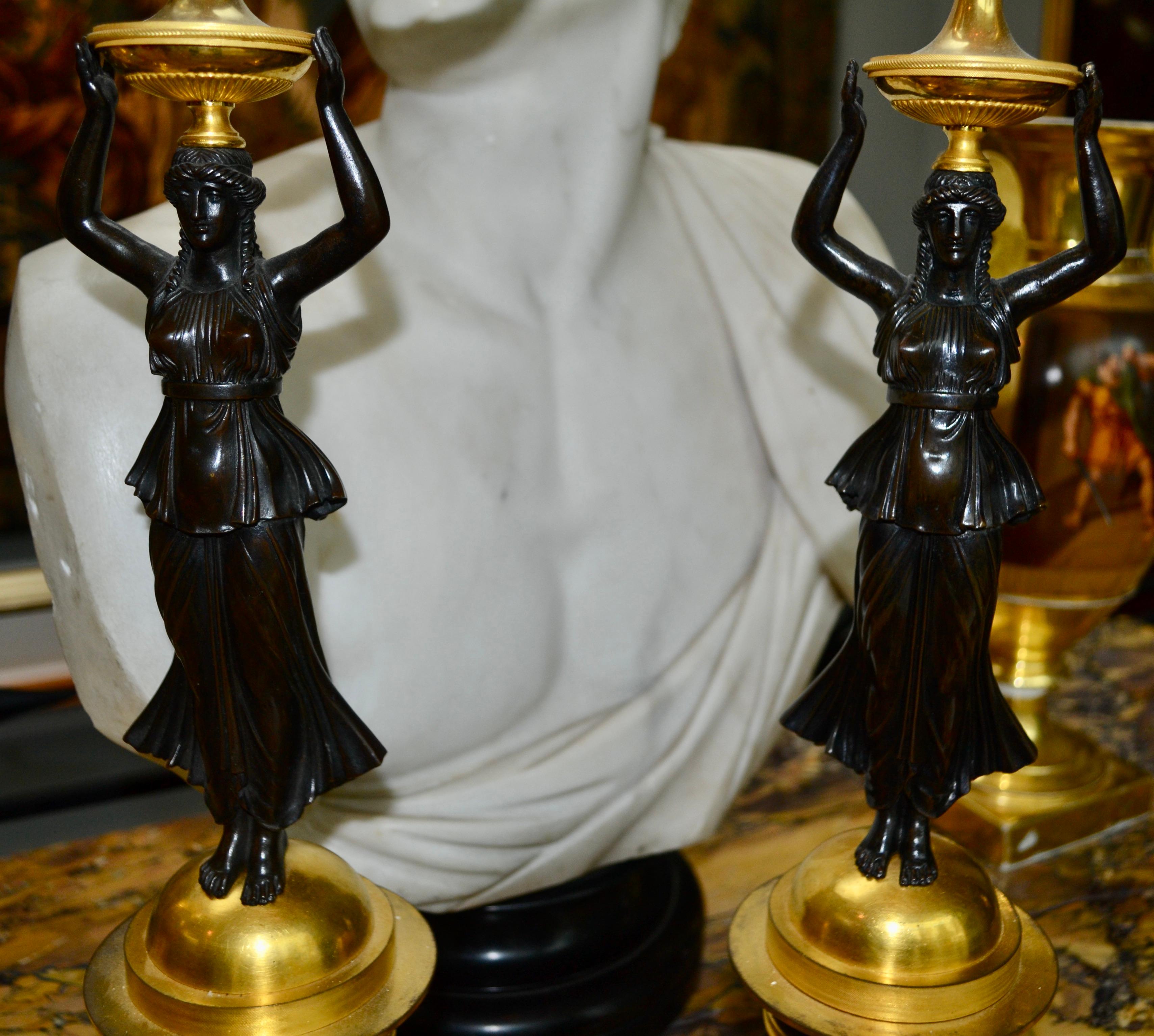 Paar figurale vergoldete und patinierte russische Empire-Figuren des 19. Jahrhunderts  Bronze-Kandelaber im Angebot 4