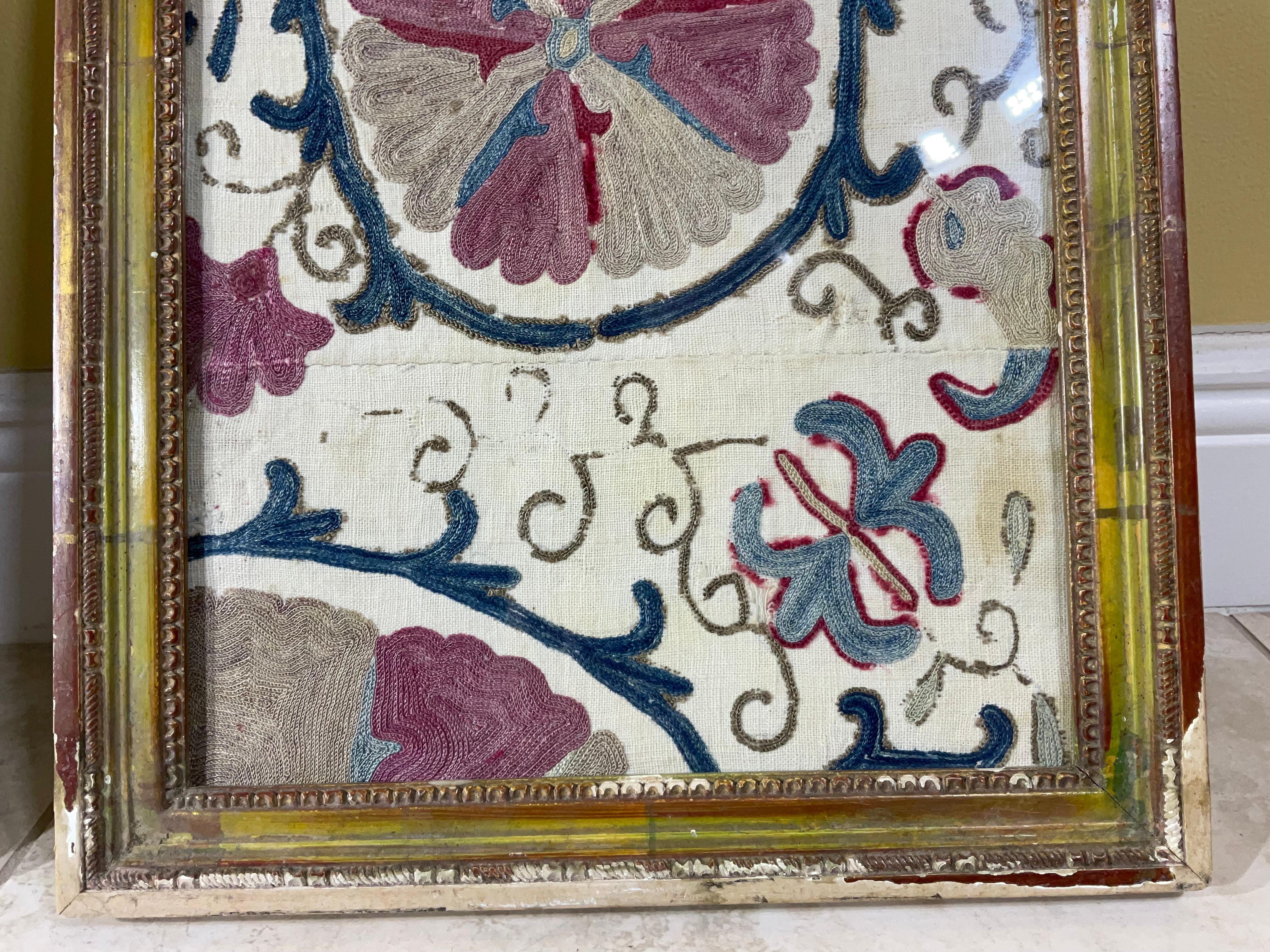 Paar von  Suzani Textil gerahmter Wandbehang mit Wandbehang, 19. Jahrhundert im Angebot 6