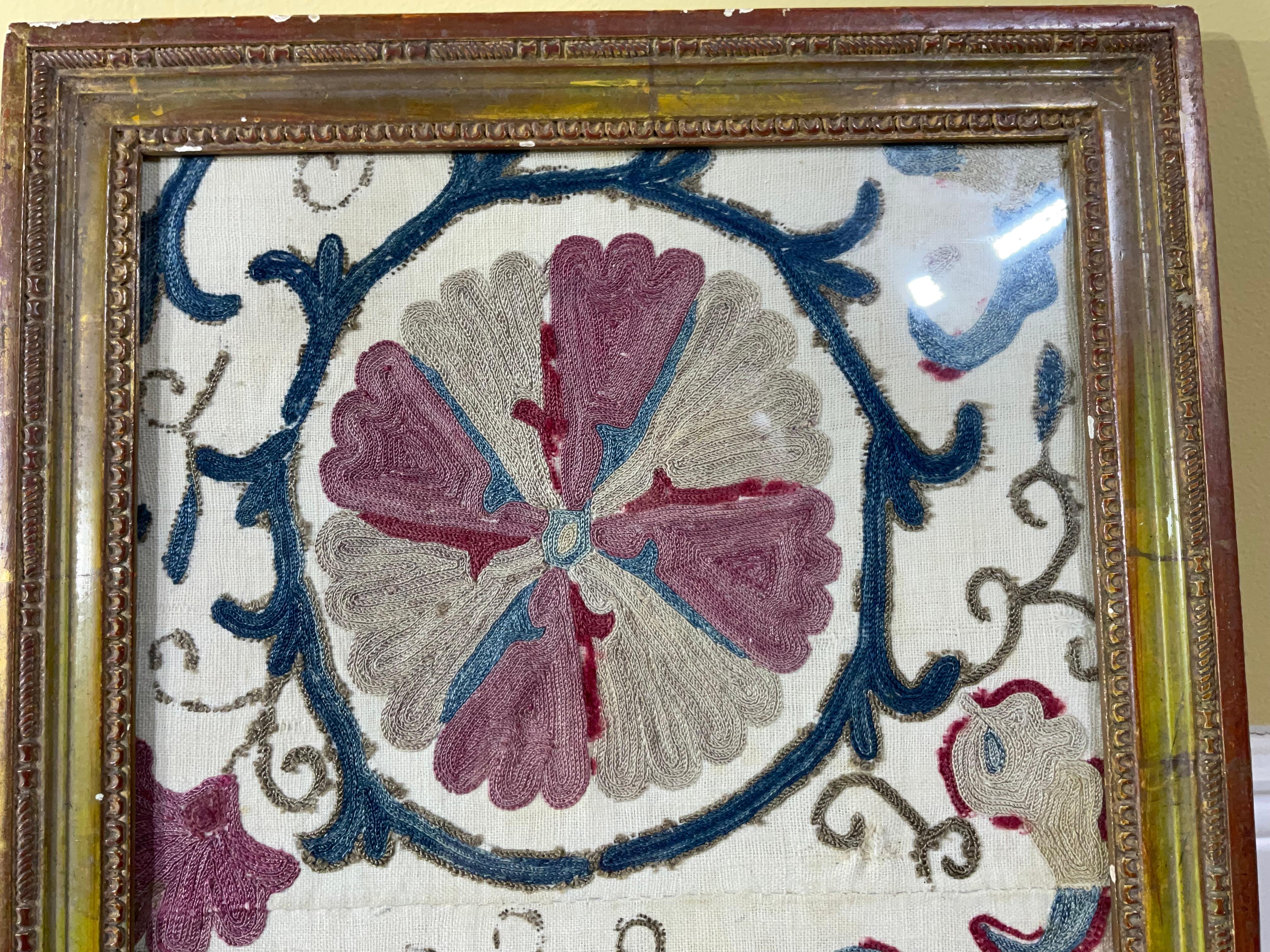 Paar von  Suzani Textil gerahmter Wandbehang mit Wandbehang, 19. Jahrhundert im Angebot 7