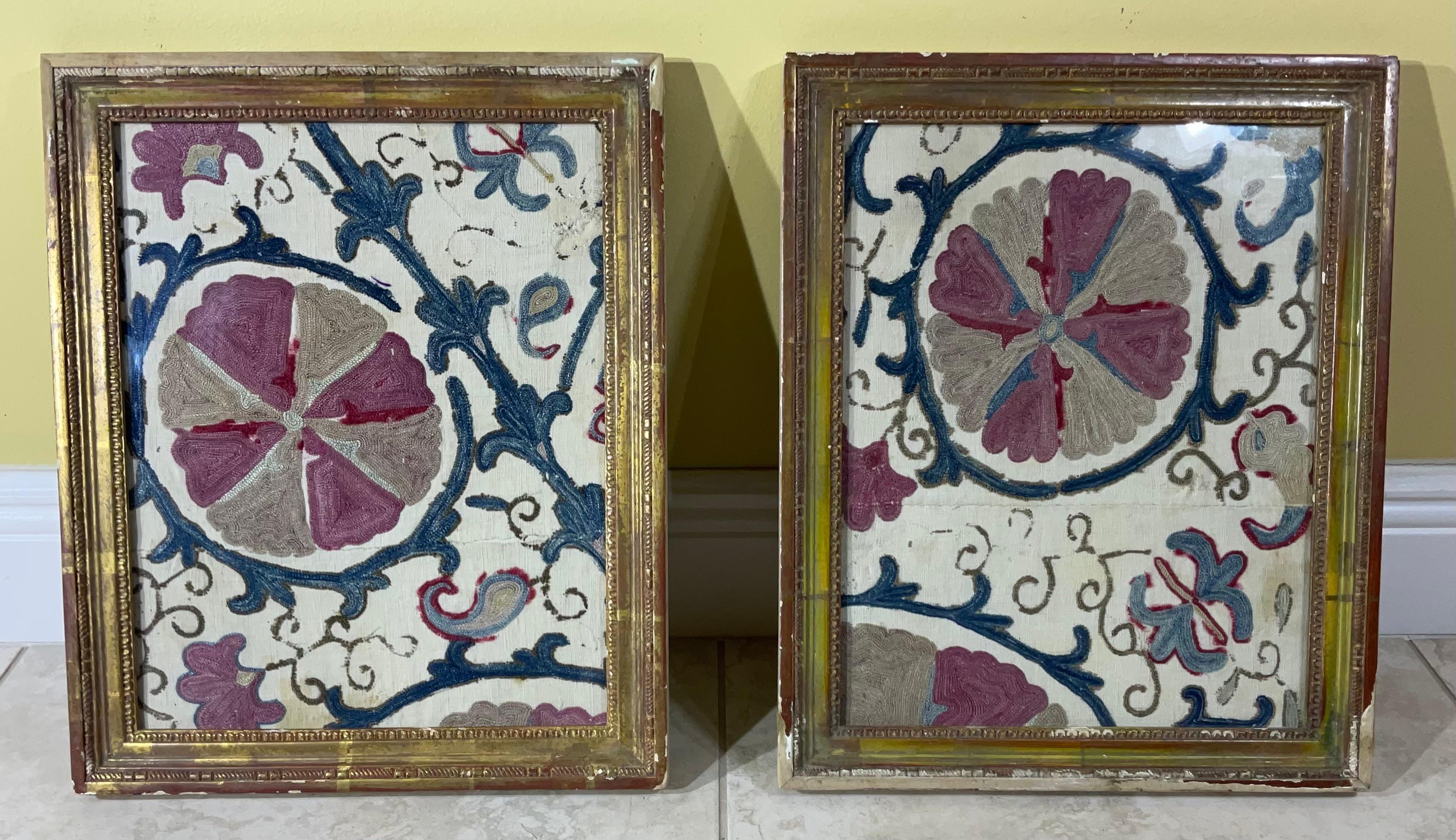 Paar von  Suzani Textil gerahmter Wandbehang mit Wandbehang, 19. Jahrhundert im Angebot 8