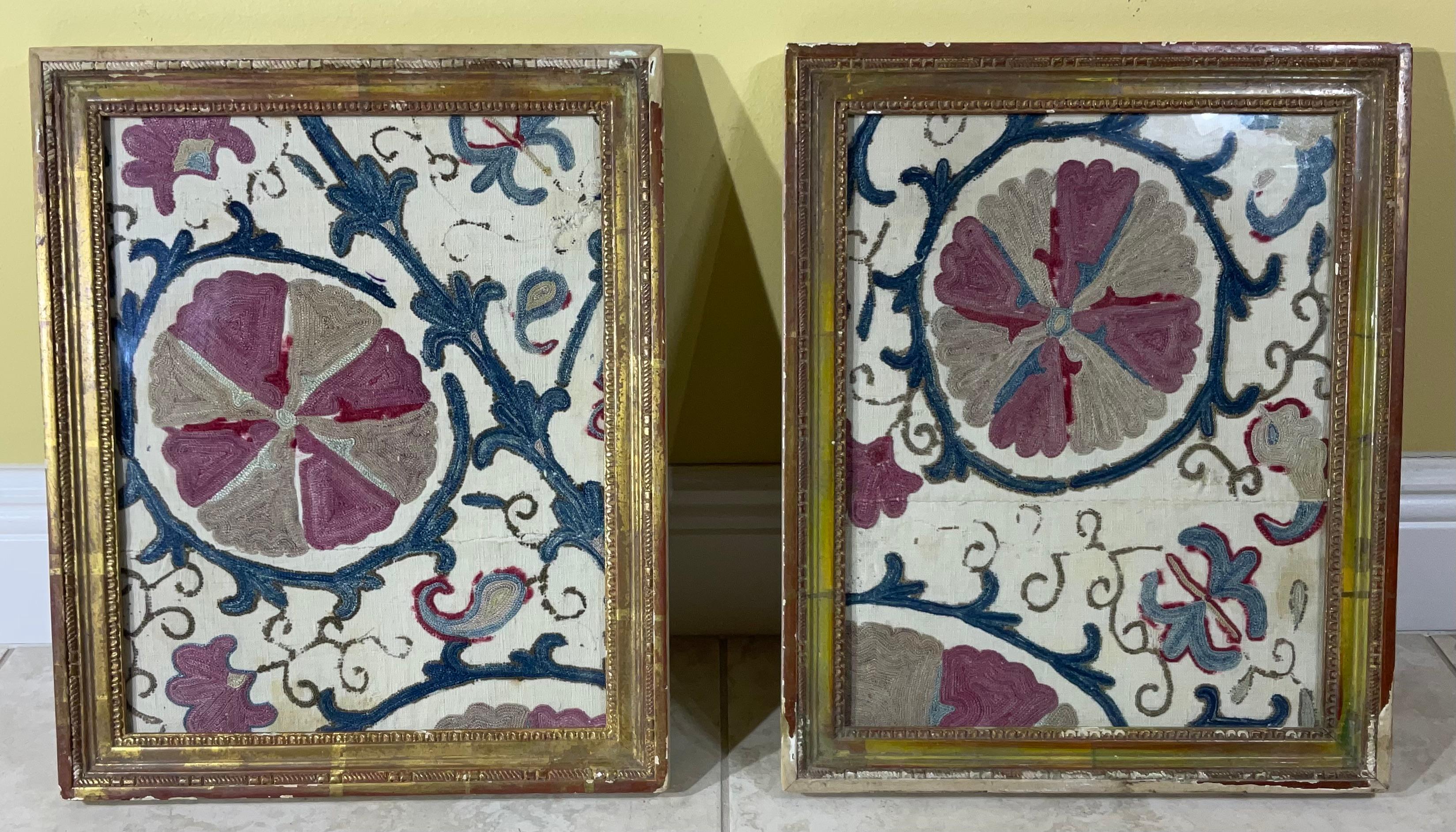 Paar von  Suzani Textil gerahmter Wandbehang mit Wandbehang, 19. Jahrhundert im Angebot 9