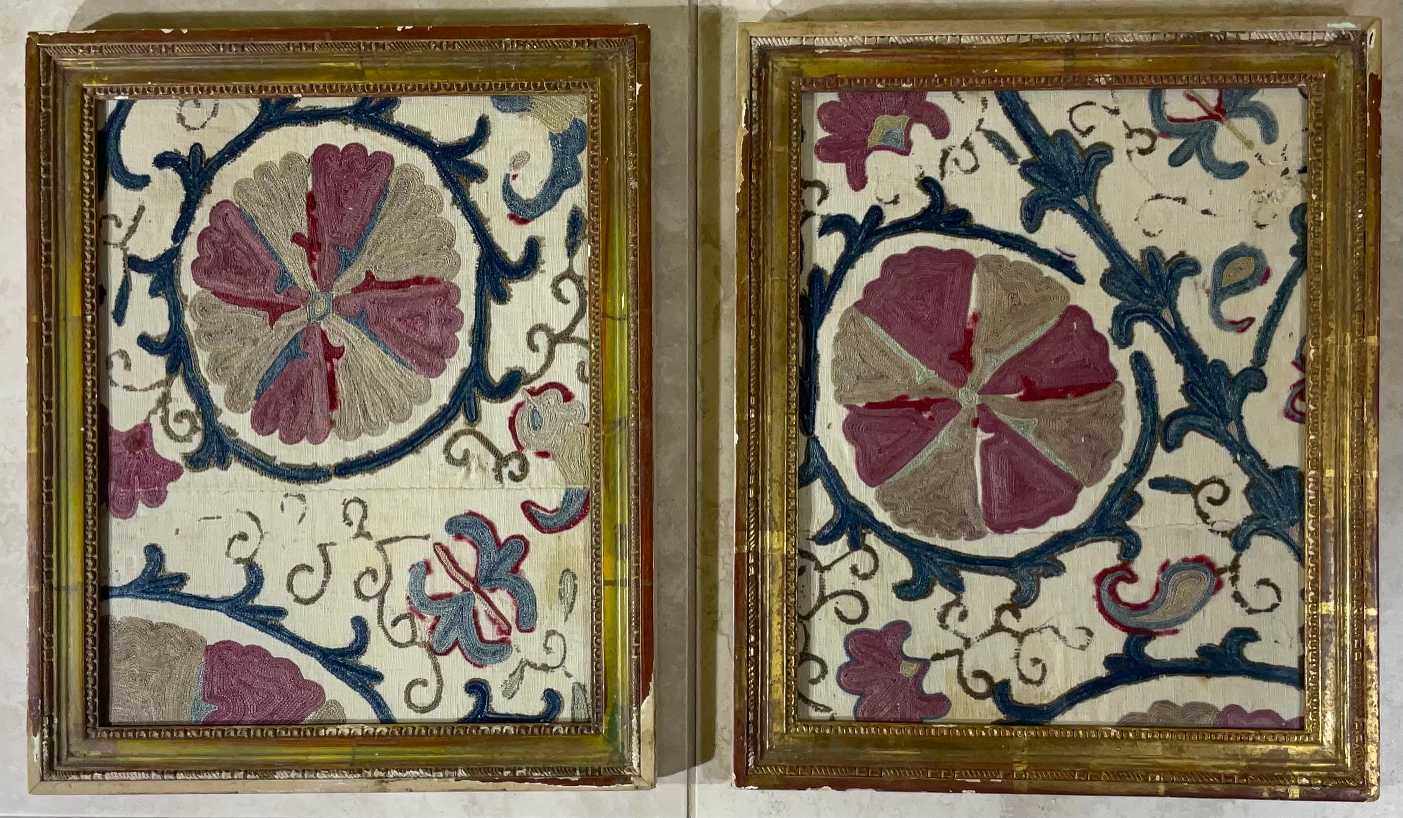 Paar von  Suzani Textil gerahmter Wandbehang mit Wandbehang, 19. Jahrhundert (Usbekisch) im Angebot