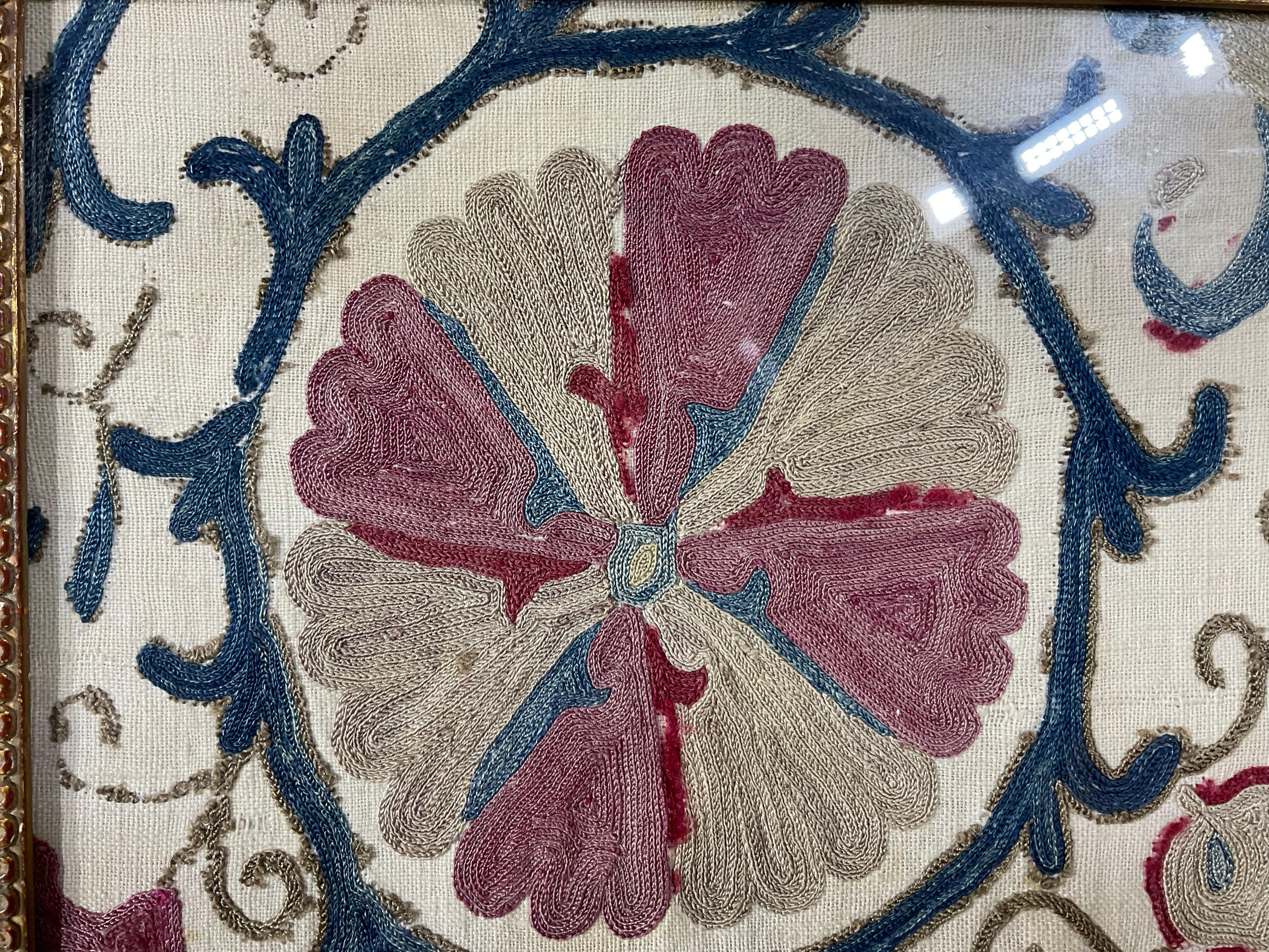 Paar von  Suzani Textil gerahmter Wandbehang mit Wandbehang, 19. Jahrhundert im Angebot 1