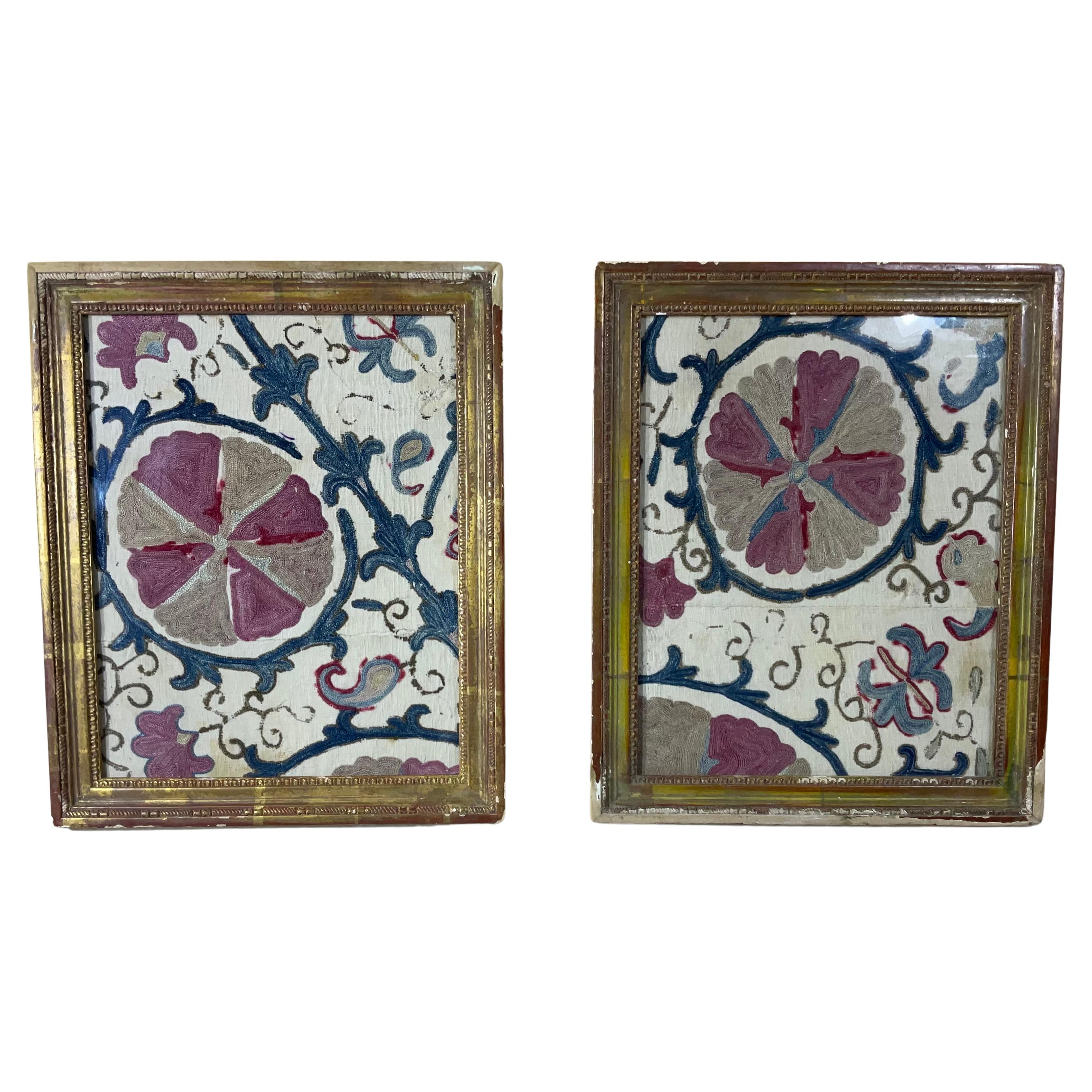Paar von  Suzani Textil gerahmter Wandbehang mit Wandbehang, 19. Jahrhundert im Angebot