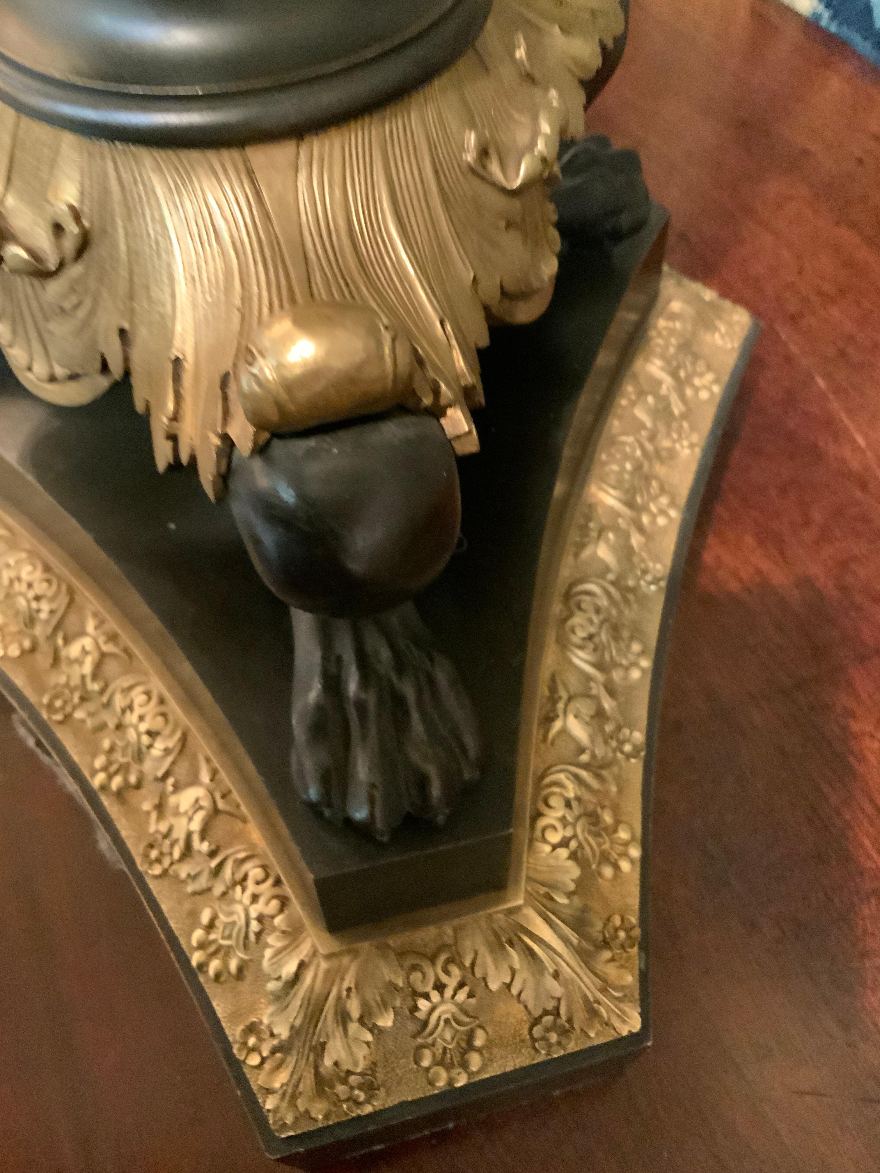 XIX secolo Coppia di candelabri in bronzo del 19° secolo di Thornier in vendita