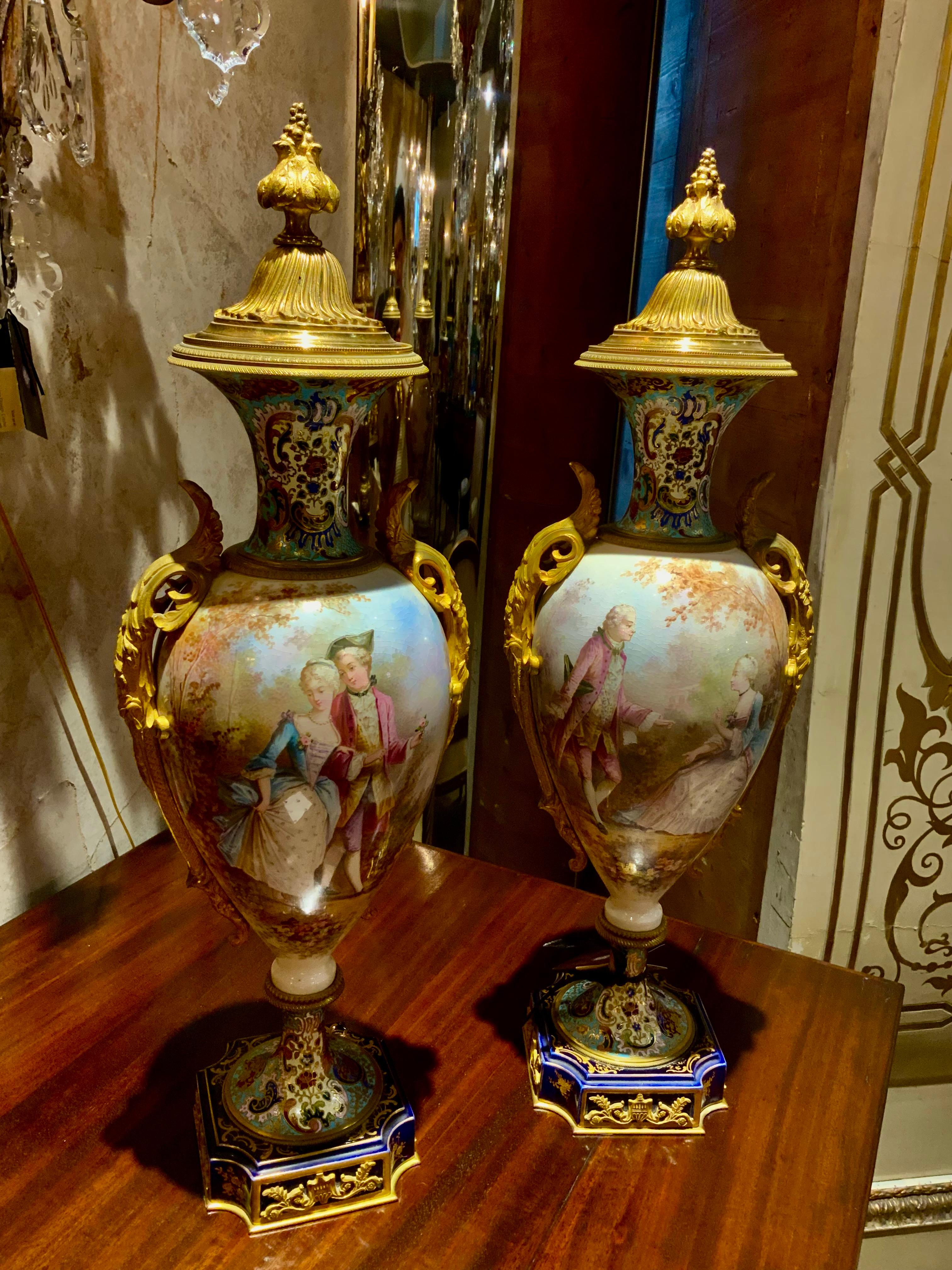 Il lavoro di campionatura su questi pezzi è squisito e molto ben fatto.
Le scene dipinte a mano sono eccezionali e dipinte con colori molto soffici.
Tonalità pastello. Le montature in ormolu sono ben fuse e la doratura è
Una bella tonalità dorata e