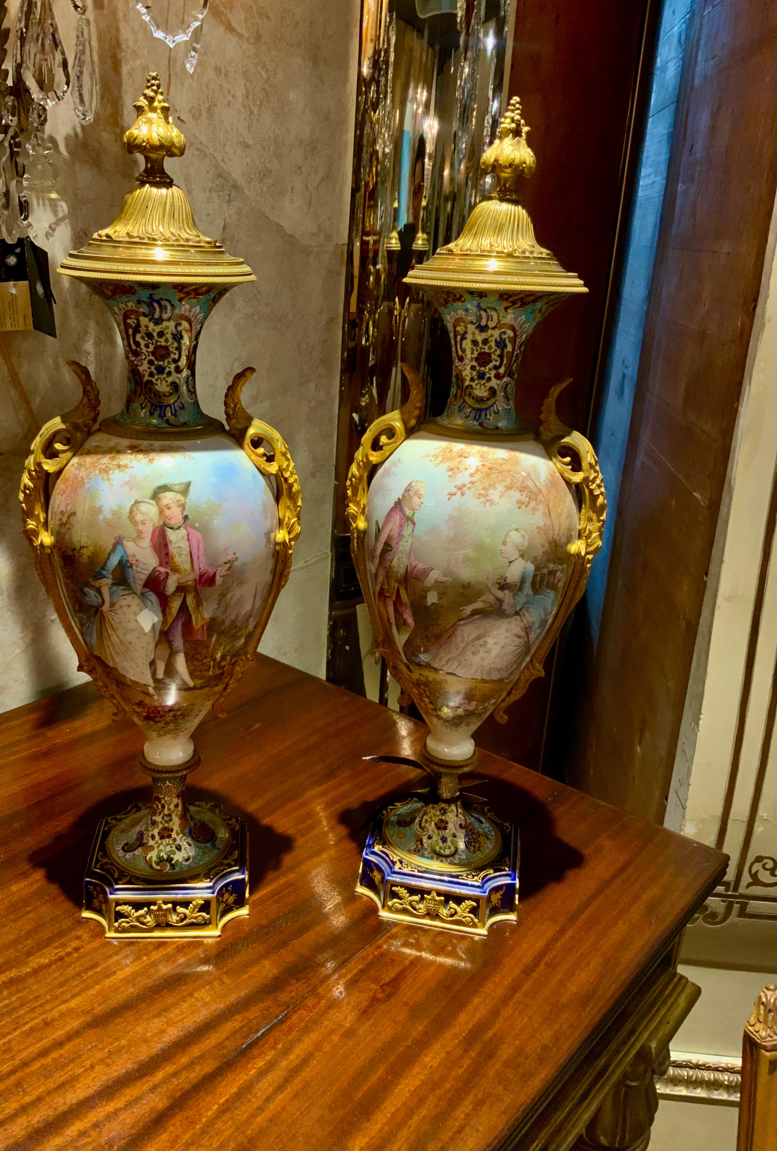 Francese Coppia di oggetti del 19° secolo. Urne francesi in stile Sèvres con accenti champleve in vendita
