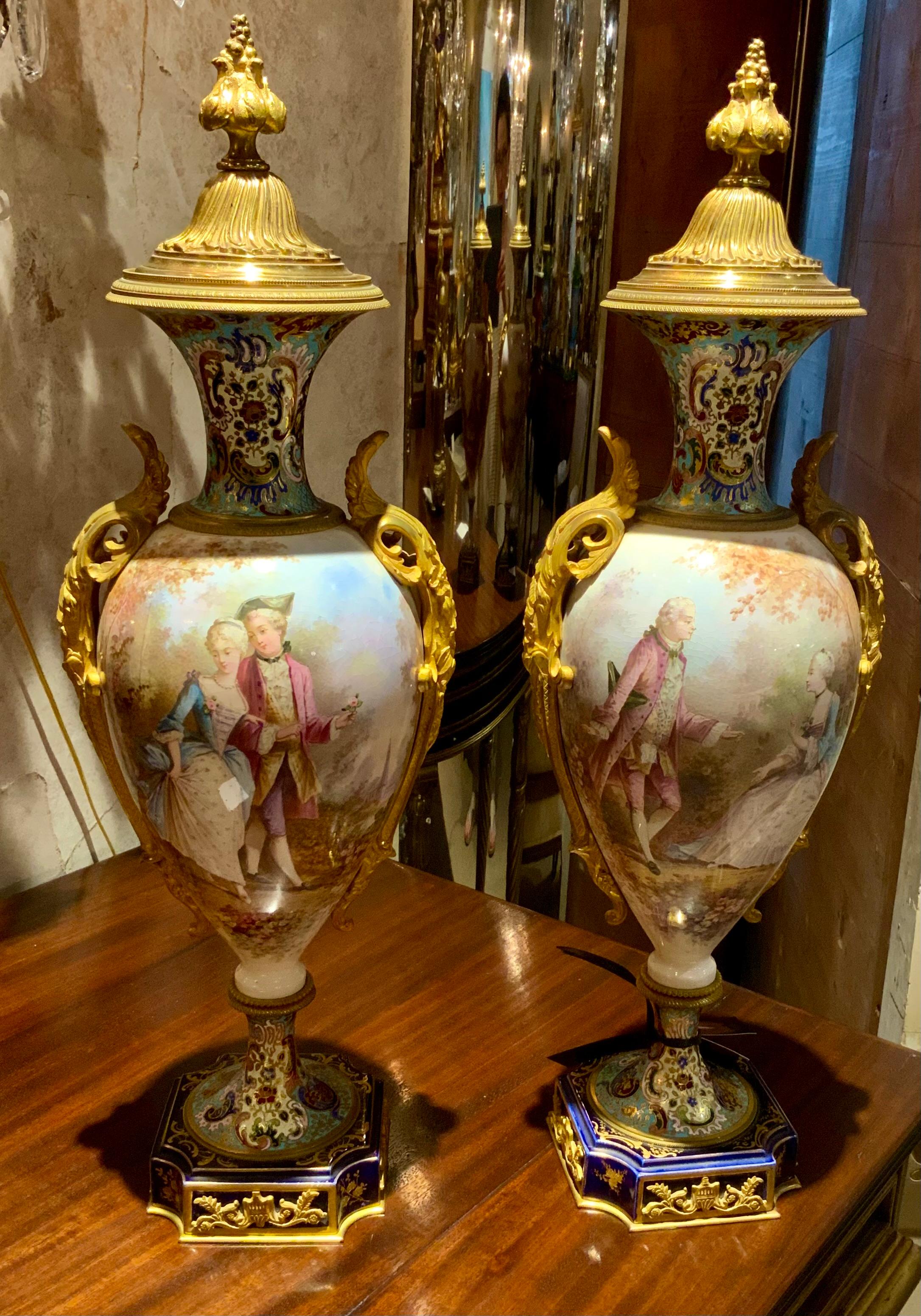 Coppia di oggetti del 19° secolo. Urne francesi in stile Sèvres con accenti champleve In condizioni ottime in vendita a Houston, TX