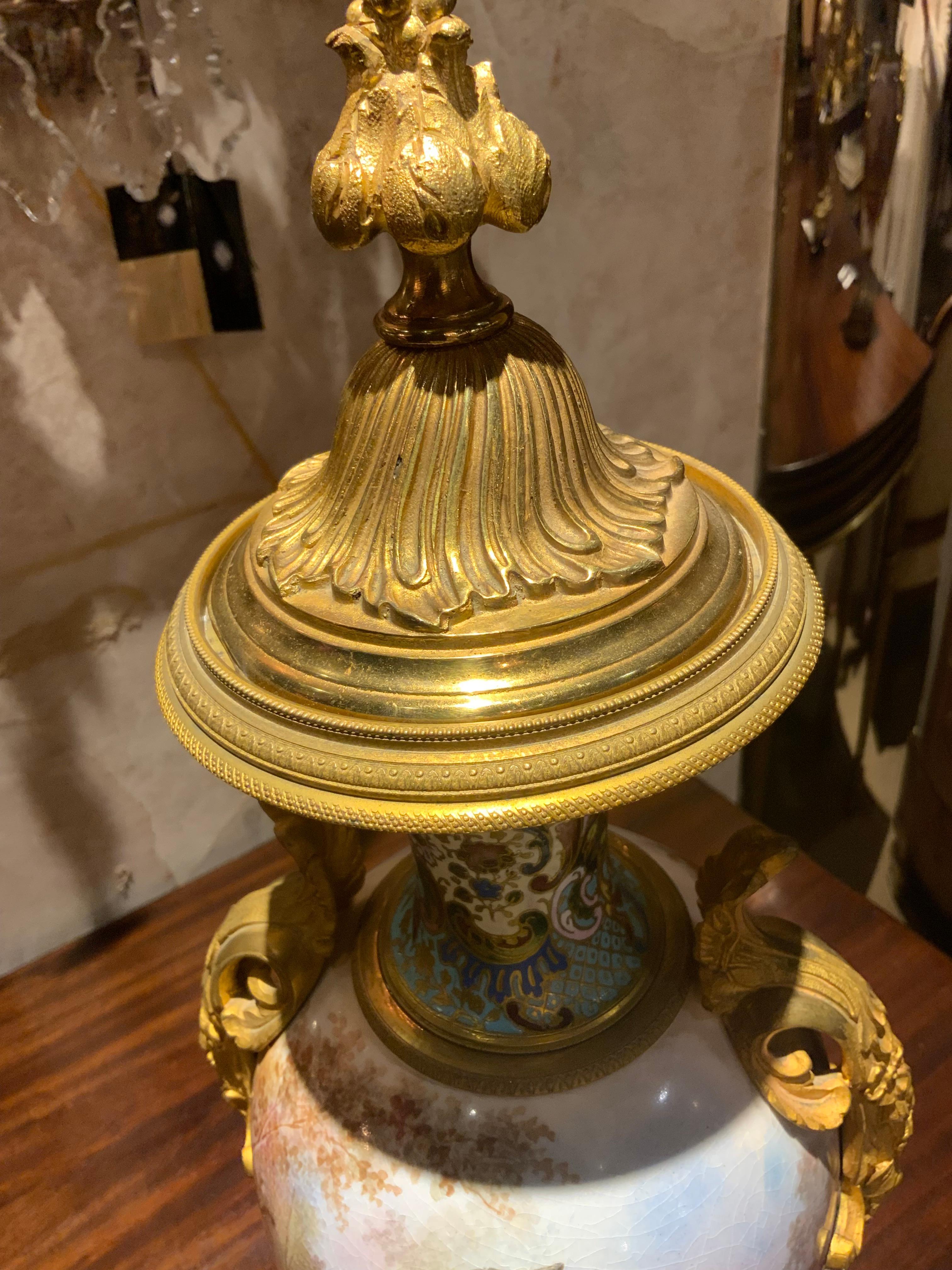 Porcellana Coppia di oggetti del 19° secolo. Urne francesi in stile Sèvres con accenti champleve in vendita