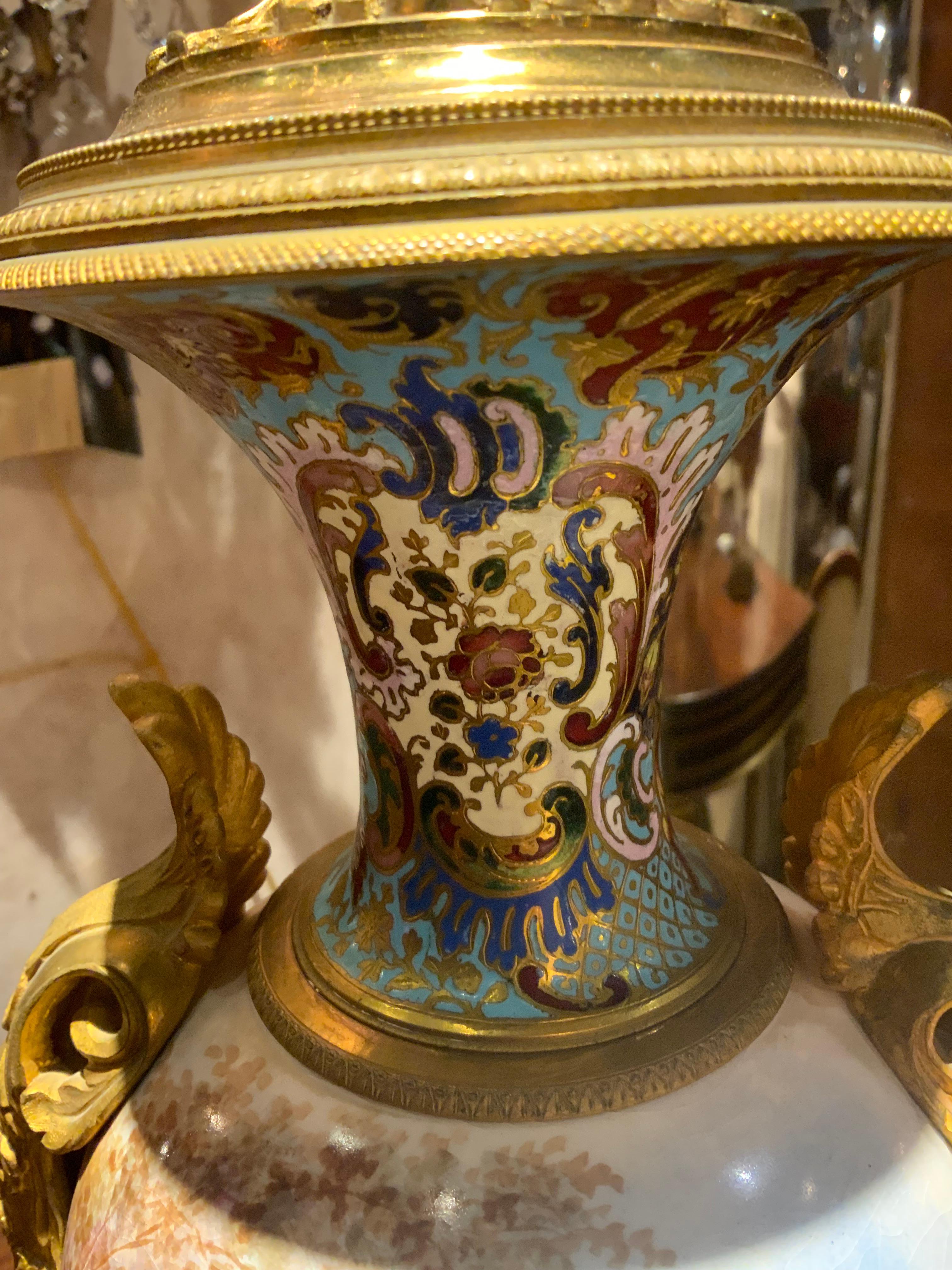 Coppia di oggetti del 19° secolo. Urne francesi in stile Sèvres con accenti champleve in vendita 1