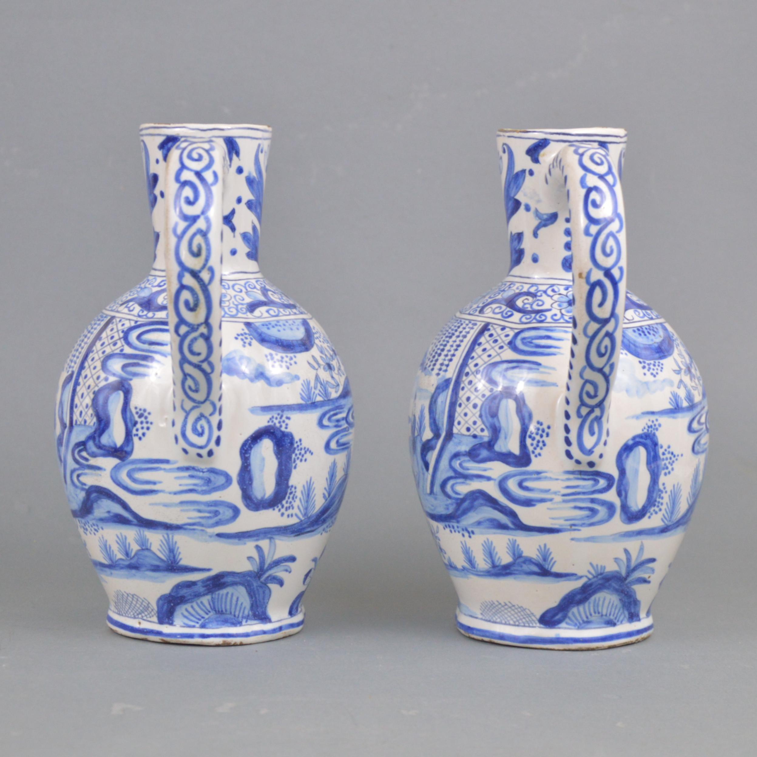 Paar Delfter Zinnkrüge aus dem 19. Jahrhundert mit kobaltblauem Unterglasurdekor und Chinoiserie.
LFK (L'Aiguière) Delft-Marke.