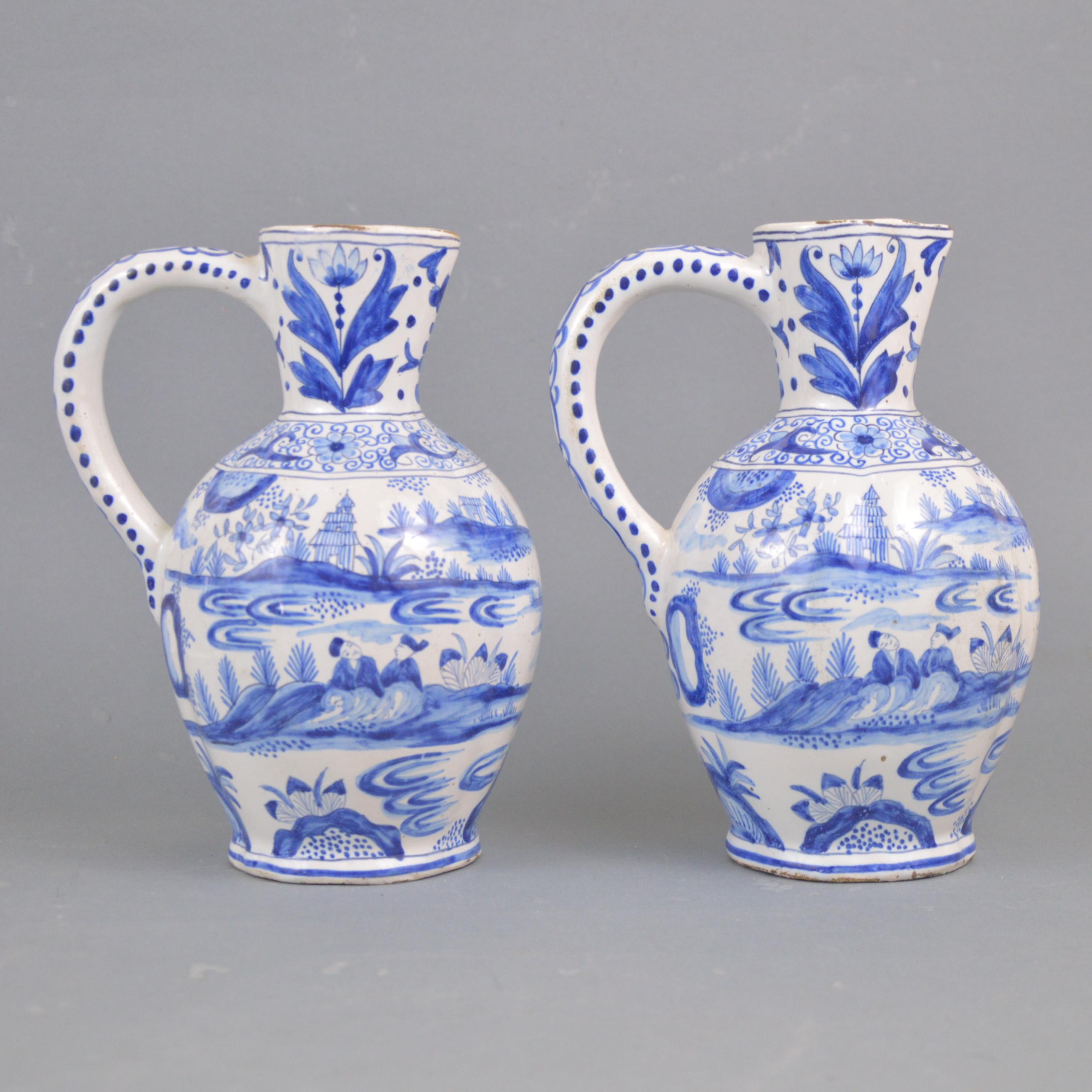 Paar Delfter Fayencekrüge aus dem 19. Jahrhundert, Chinoiserie in Blau und Weiß  (Niederländisch)