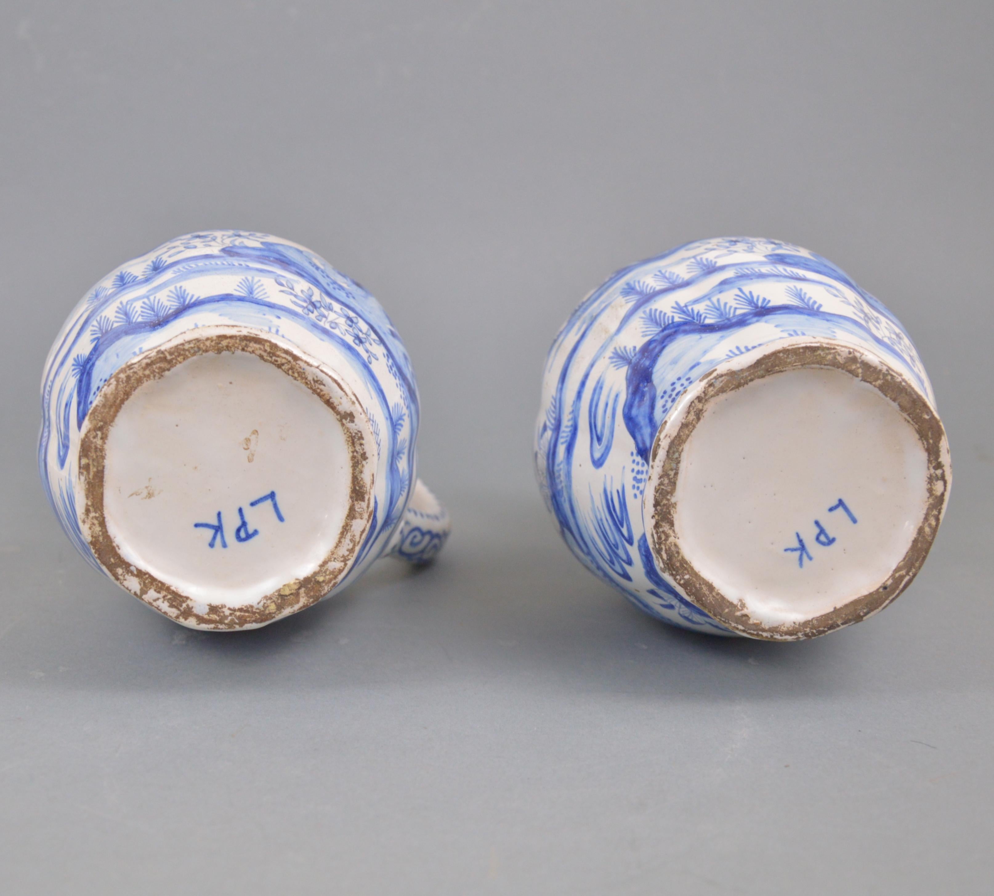 Paar Delfter Fayencekrüge aus dem 19. Jahrhundert, Chinoiserie in Blau und Weiß  3