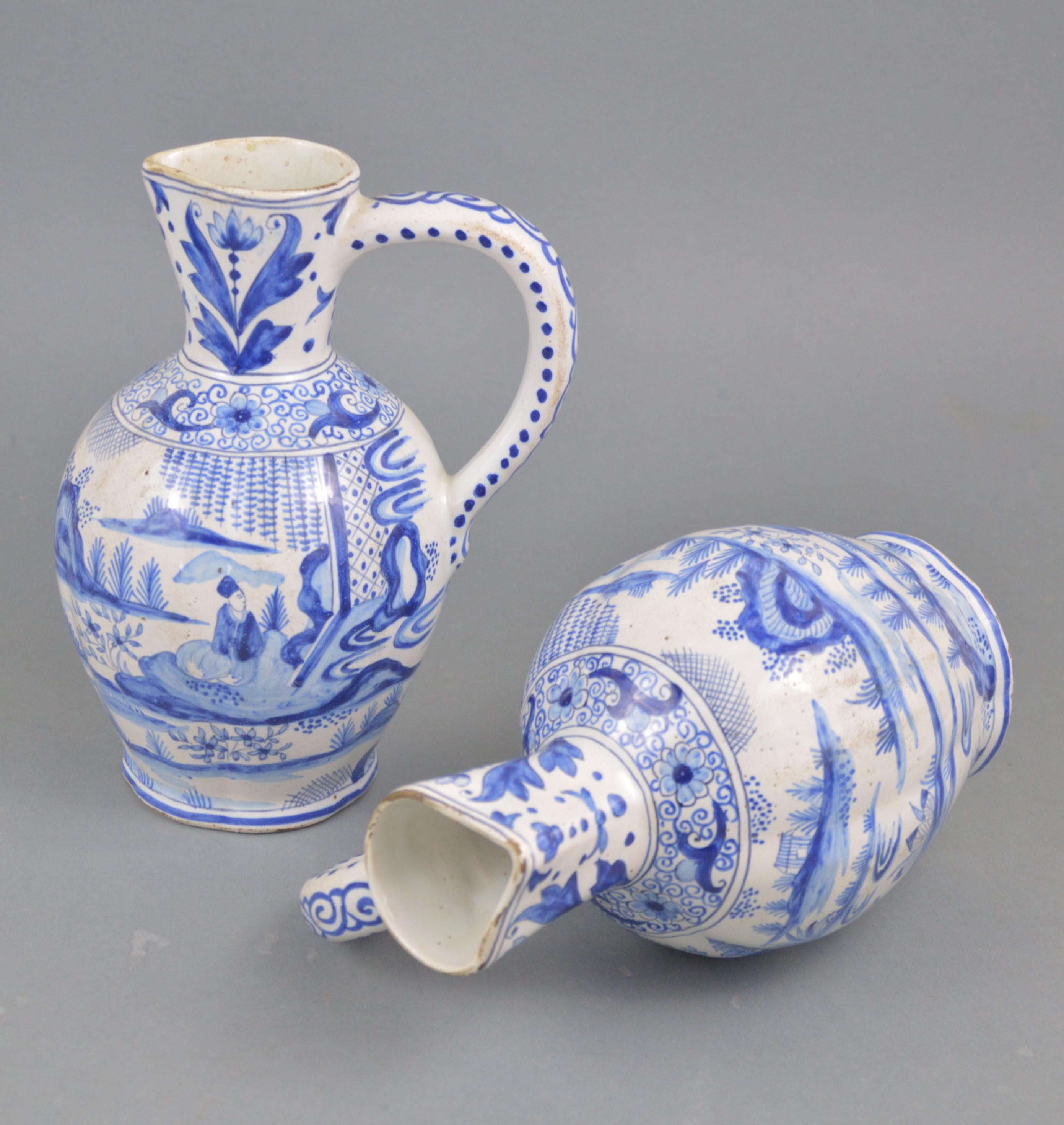 Paar Delfter Fayencekrüge aus dem 19. Jahrhundert, Chinoiserie in Blau und Weiß  4