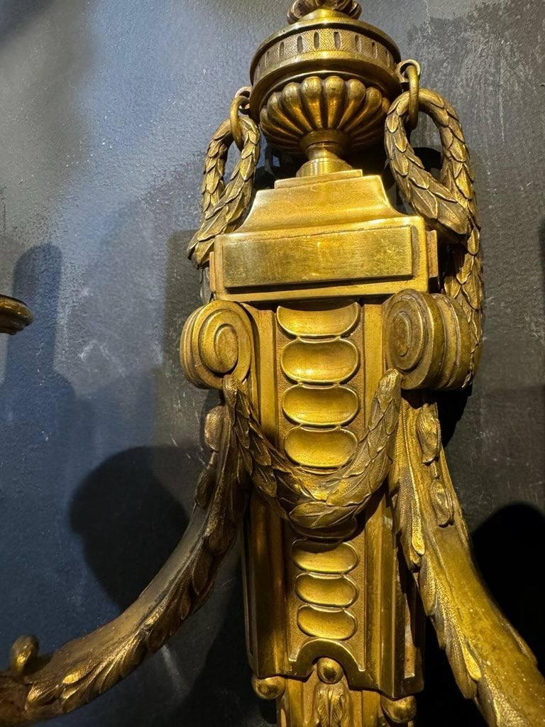 Pareja de candelabros neoclásicos de bronce Caldwell de 1900 en Bueno estado para la venta en New York, NY
