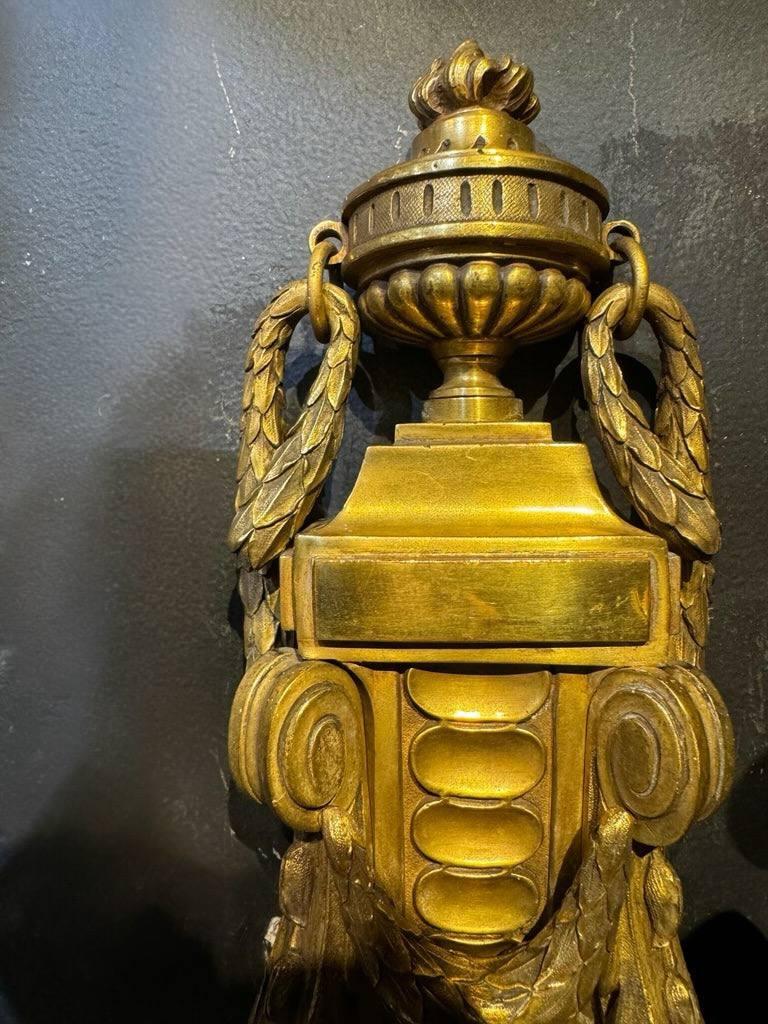 Pareja de candelabros neoclásicos de bronce Caldwell de 1900 principios del siglo XX en venta