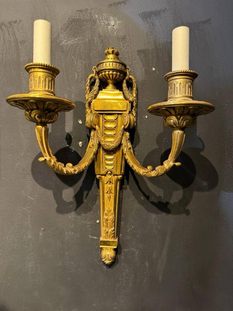 Pareja de candelabros neoclásicos de bronce Caldwell de 1900 Bronce en venta