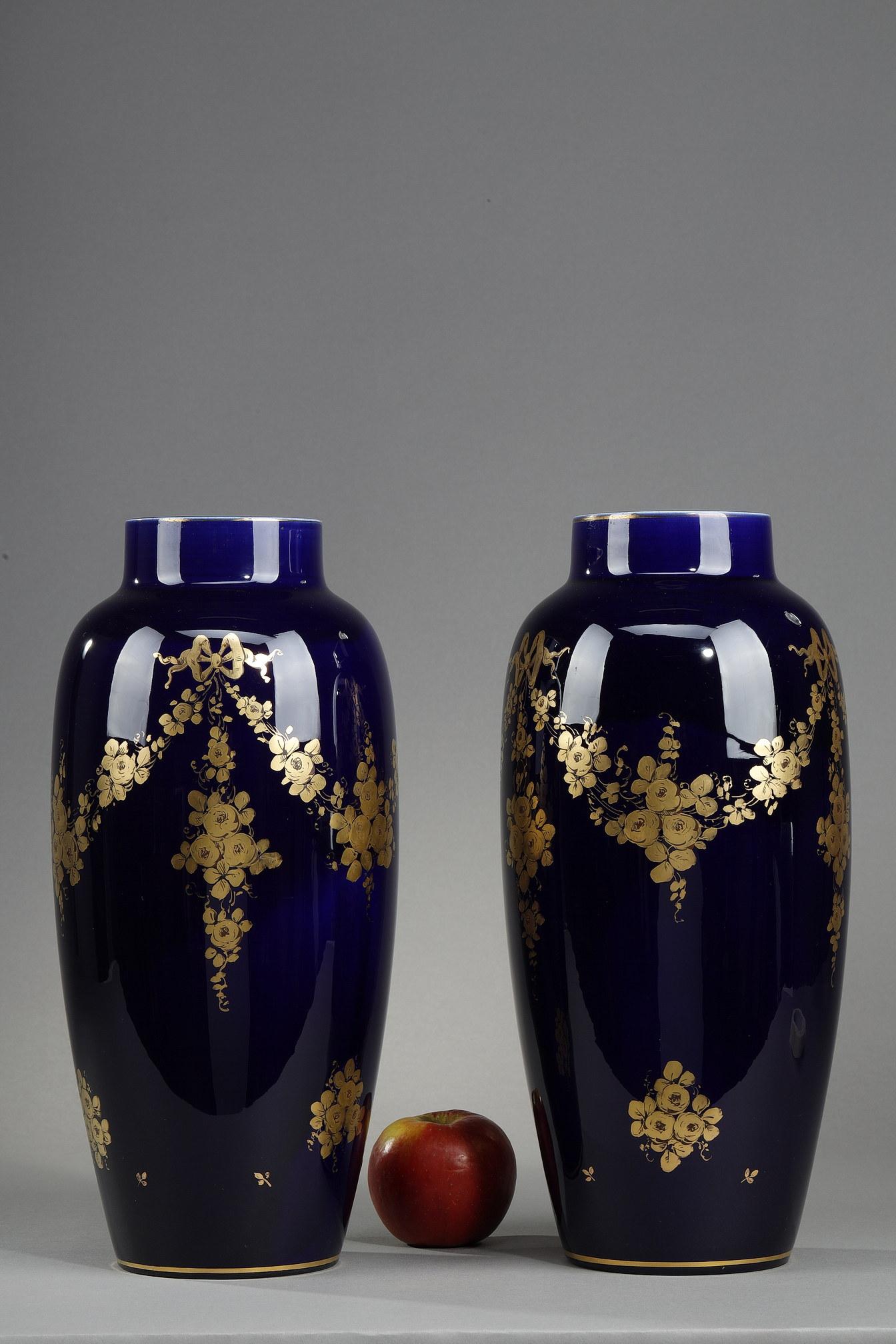 Pair of 1900 vases in blue porcelain of Tours with gilded decoration of roses topped by ribbons. These gold-coloured motifs are typical of the Art Nouveau decorations of the ceramist Frederic Gustave Asch (1856-1911). Active towards the end of the